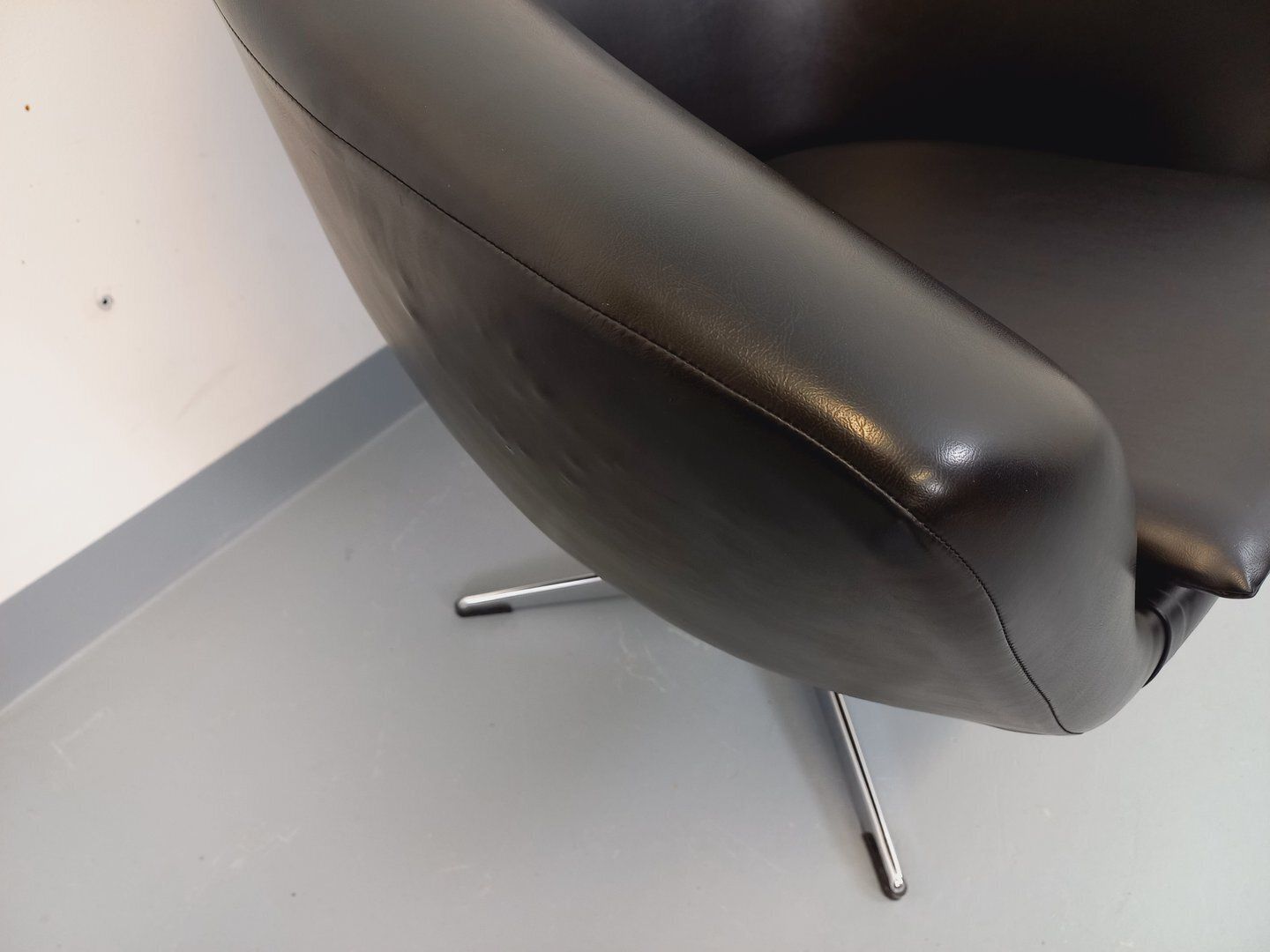 photo furniture Swivel Armchair In Black Imitation Leather And Chrome