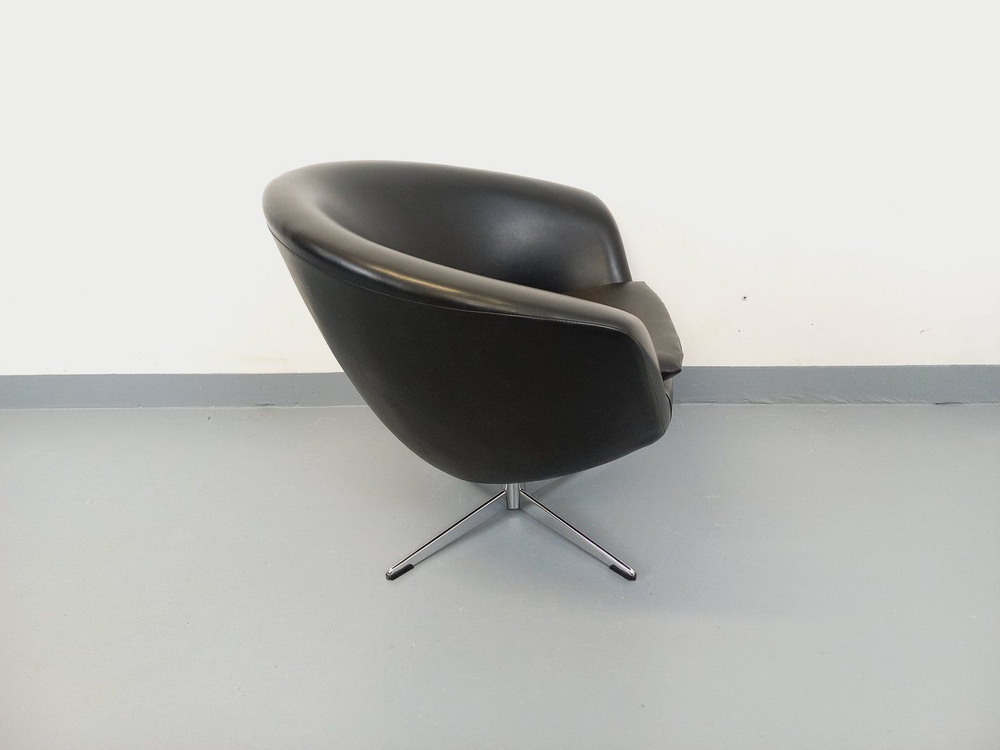 photo buy Swivel Armchair In Black Imitation Leather And Chrome