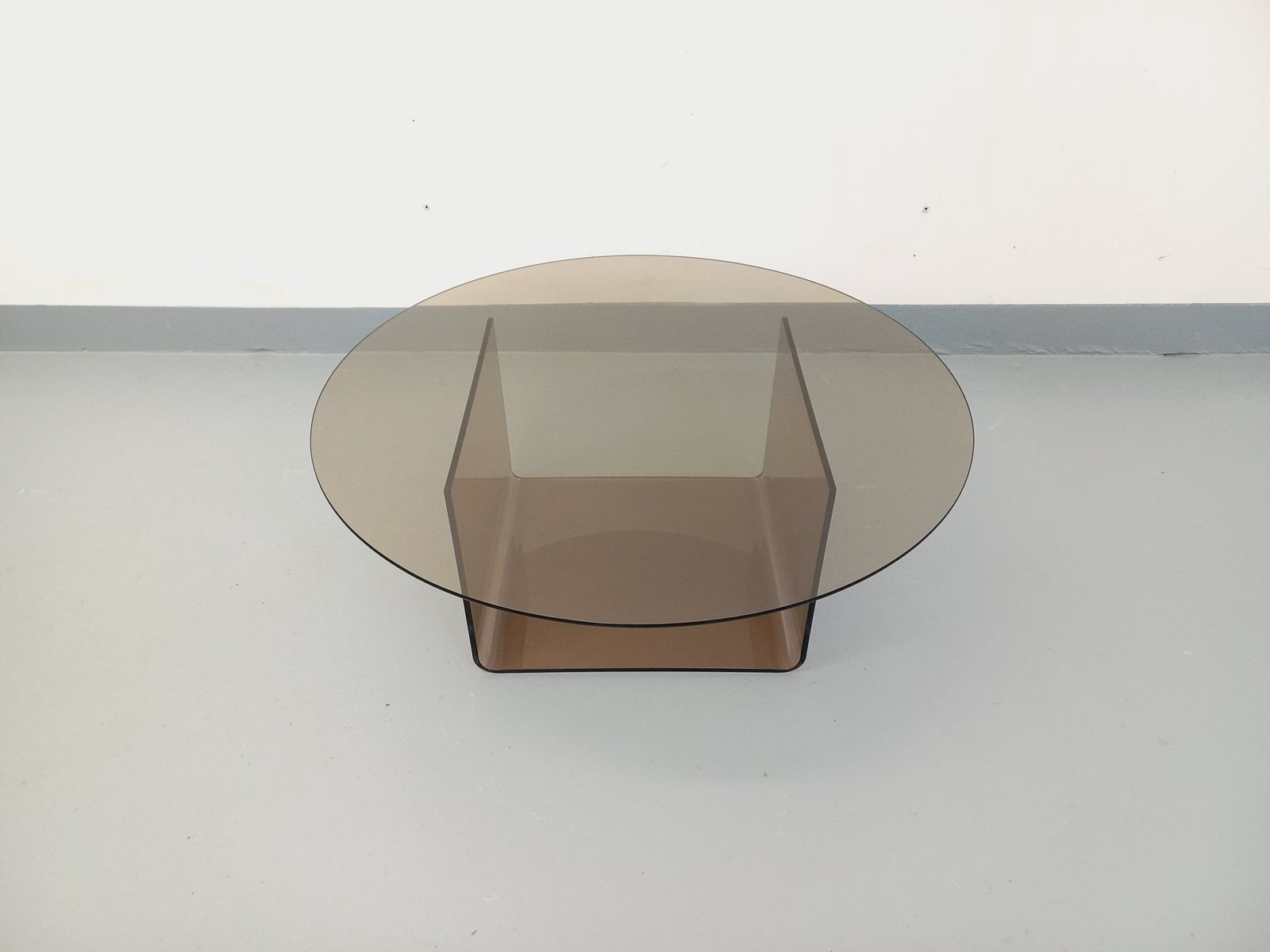 826.0 Round Space Age Coffee Table In Smoked Glass And Plexiglass photo