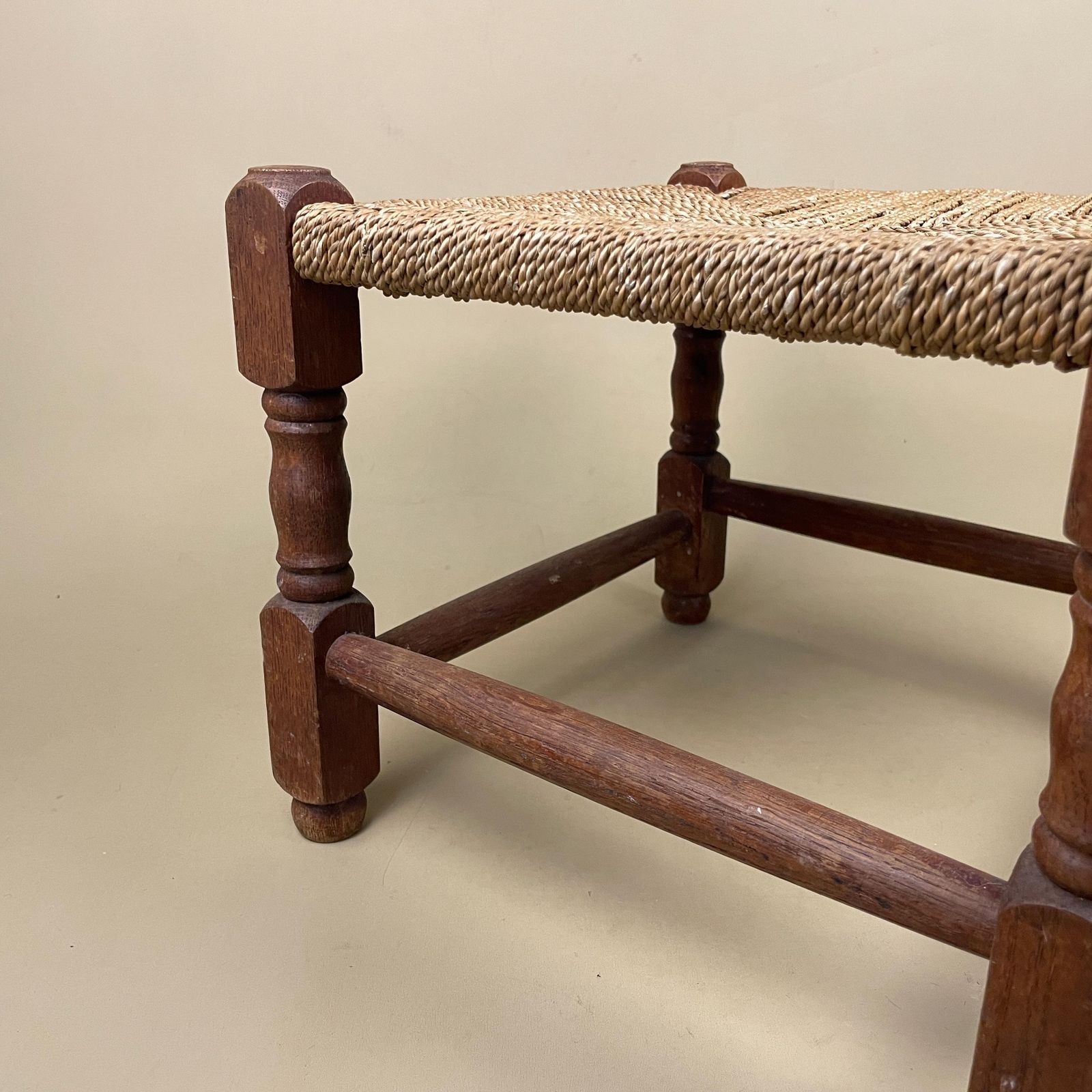 photo furniture Antique Wooden Foot Stool Woven String Wood Cottage Furniture Square Brown Hallway Seat 28x33x33cm Footstool Bench Natural Rush Seat
