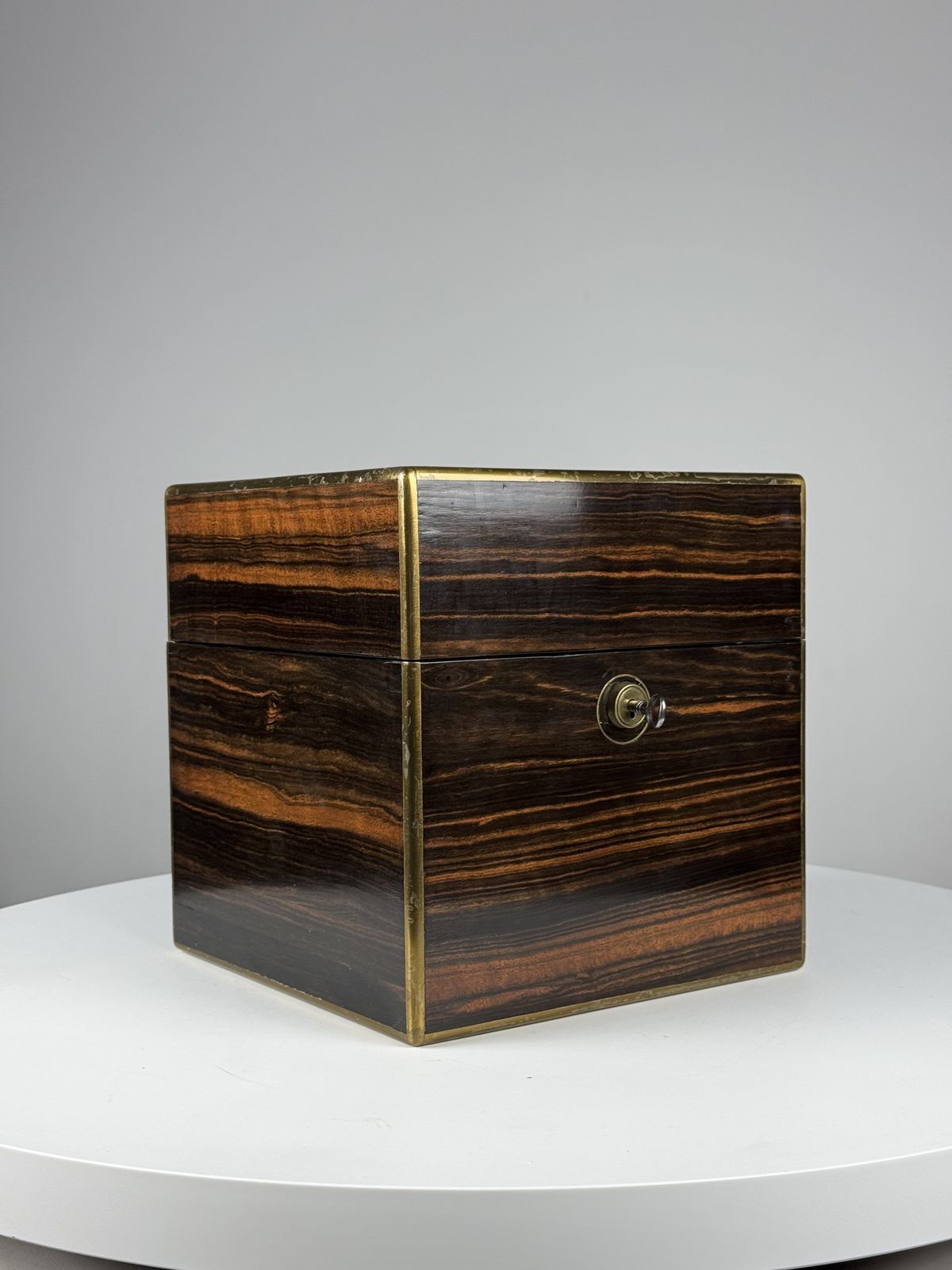 photo furniture Decanter Box 19th Century, 1800s