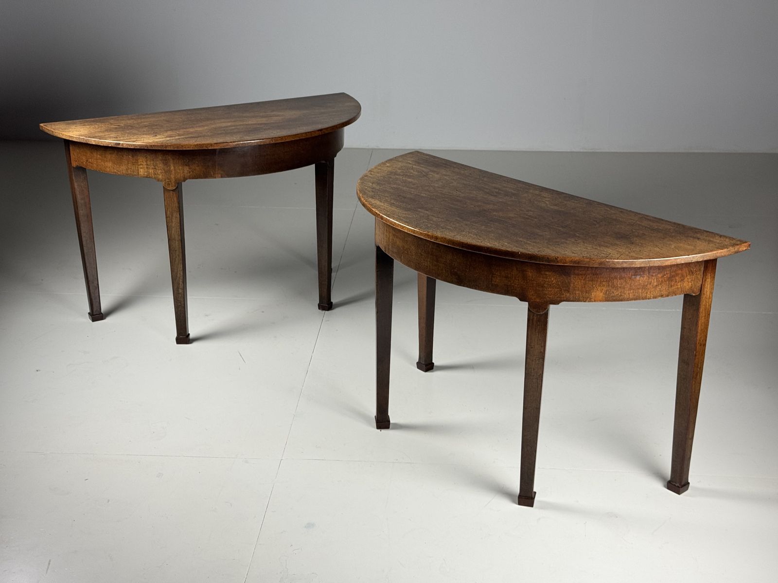 photo vinterior Set Of 2 English Half Moon Tables, 19th Century