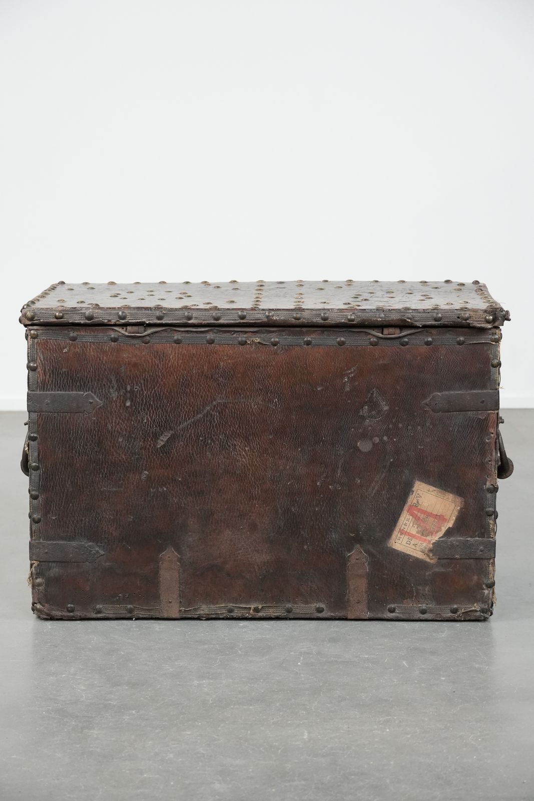 Antieke Met Leer Beklede Kist/Kluis Met Sleutel En Uitstekende Patina Uit De 17e Eeuw photo vinterior
