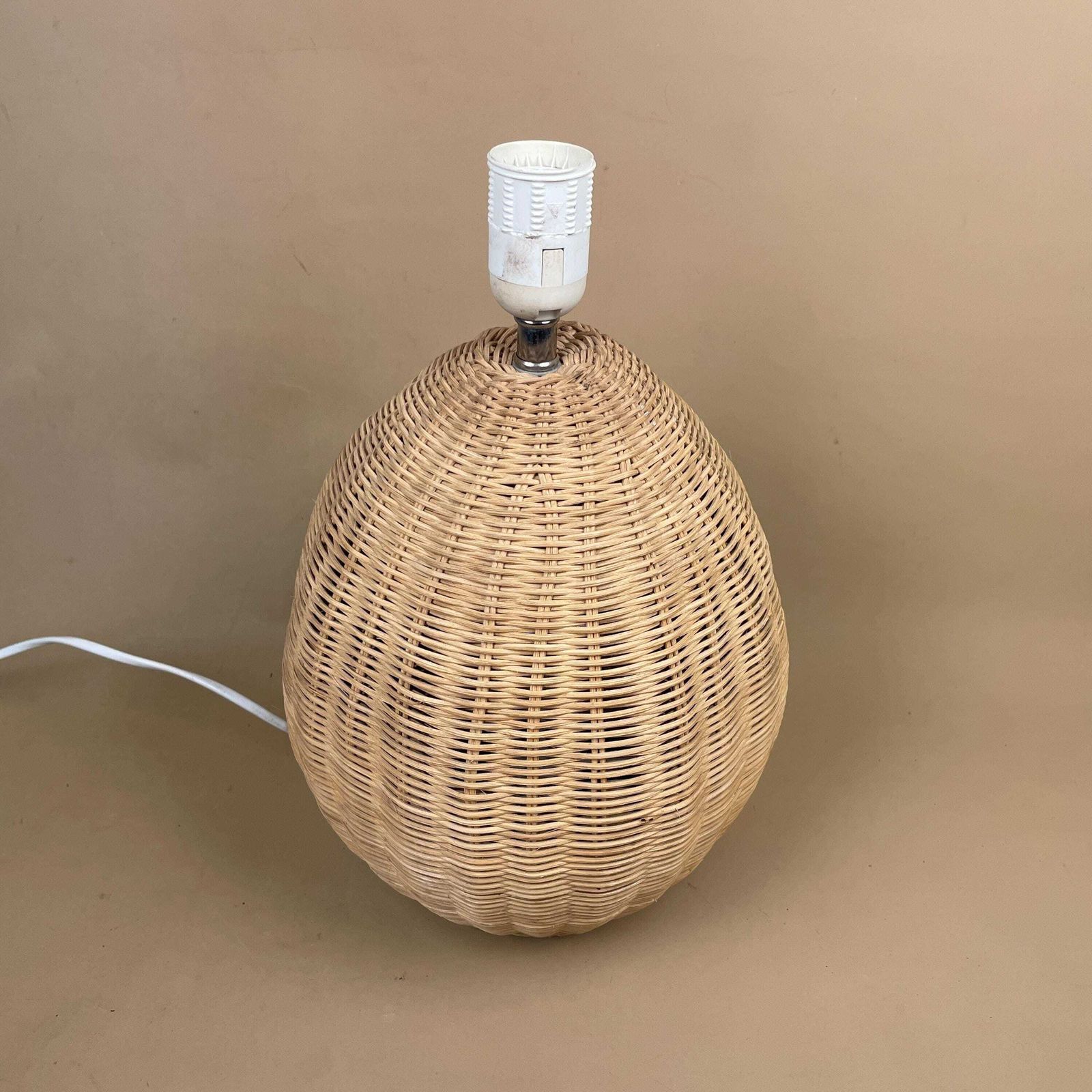 Vintage Wicker Table Lamp Oval Rattan Base Coastal Boho Lighting Natural Weave Lamp Mid Century Style Beach House Decor photo vinterior