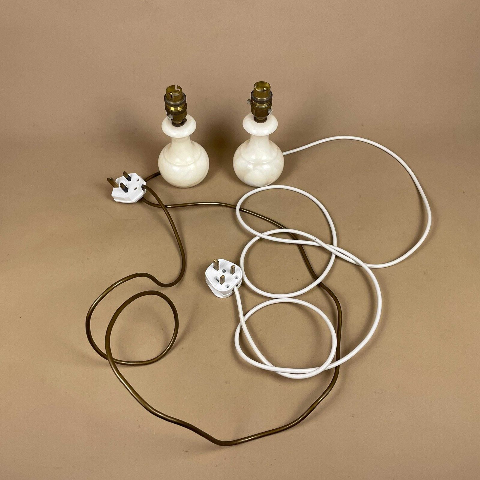 photo vintage Onyx Marble Table Lamps Pair Yellow Shades Retro Bedside Lighting Alabaster Base Mid Century Decor Small Matching Lamp Set