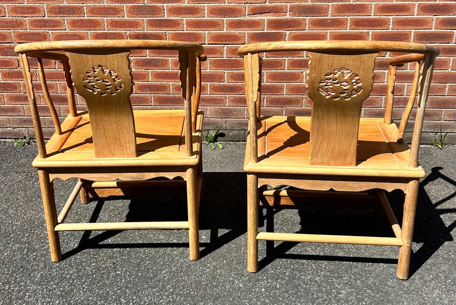 photo furniture Pair Of Quality Ming Style Chinese Oriental Elm Wishbone Bentwood Arm Chairs