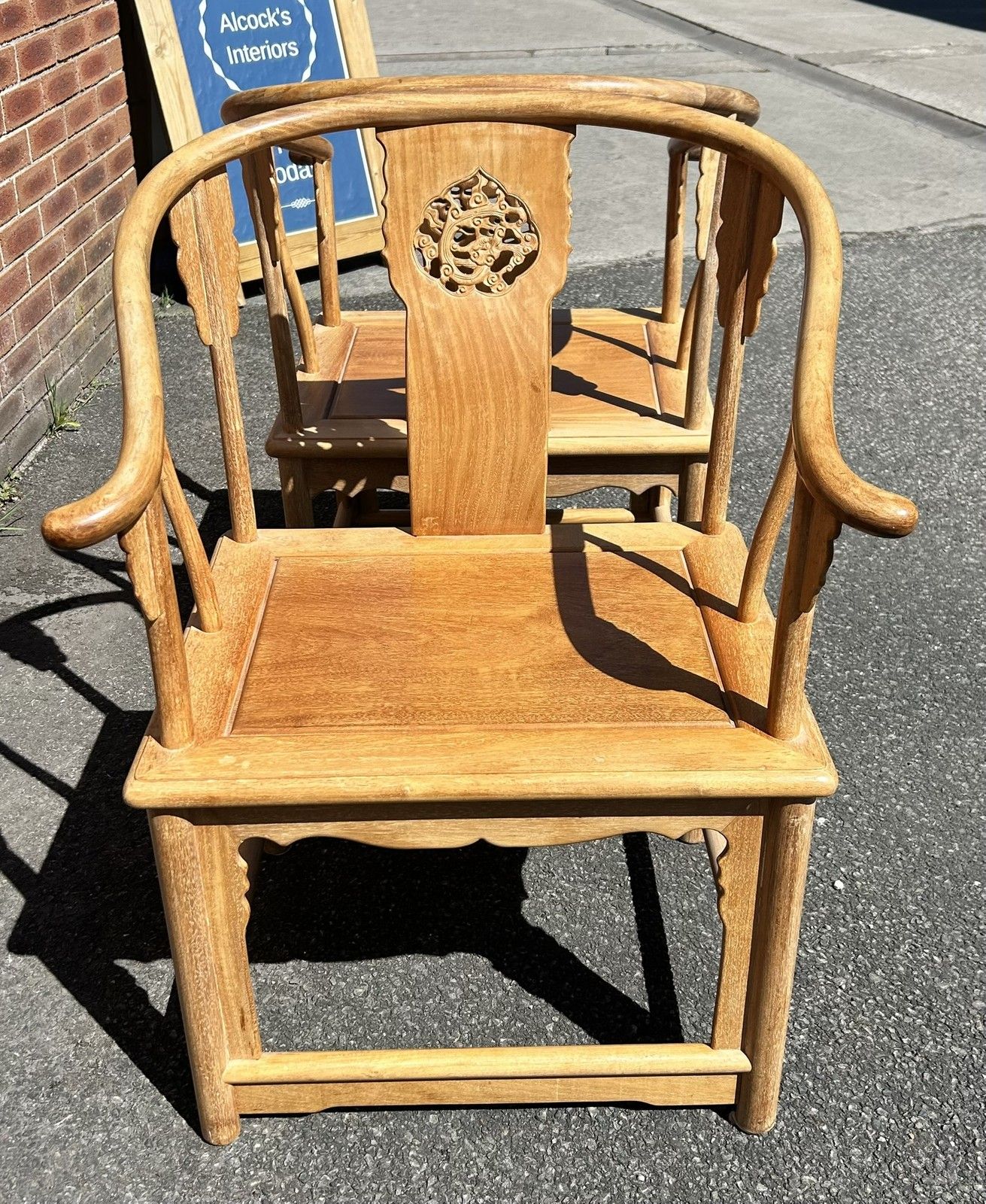 photo vintage Pair Of Quality Ming Style Chinese Oriental Elm Wishbone Bentwood Arm Chairs