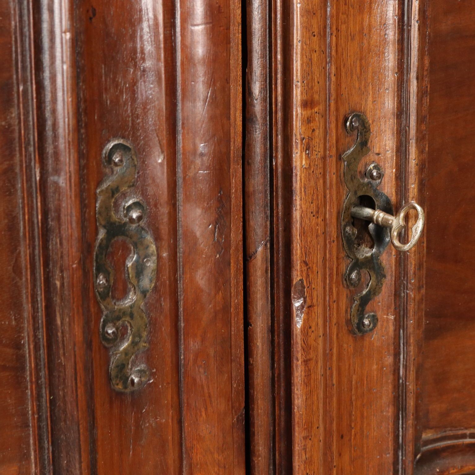 Piedmontese Wardrobe Early XVIII Century Paneled Doors Walnut photo vinterior
