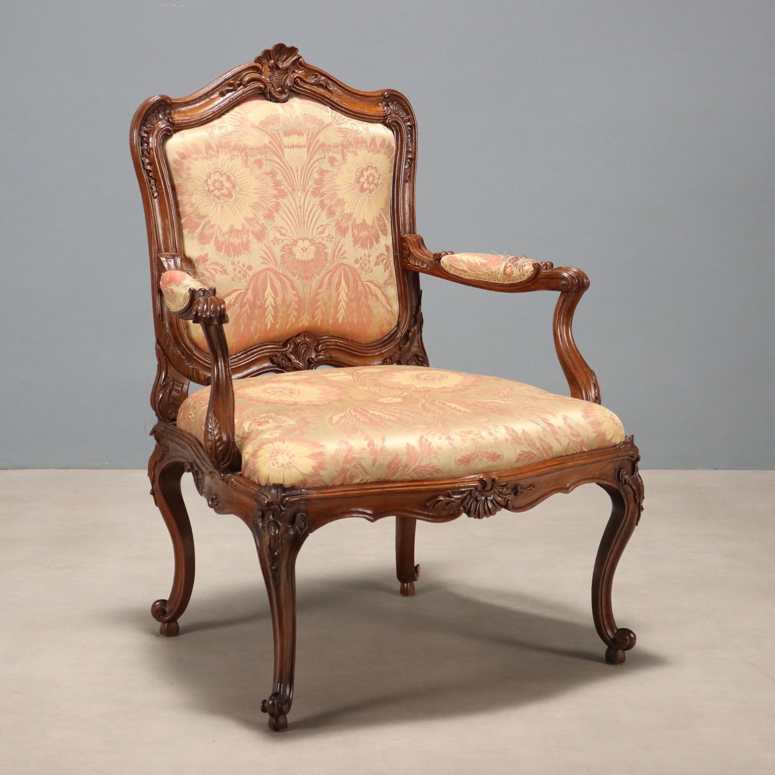 Fauteuil baroque en noyer et tissu, Gênes, XVIIIe siècle