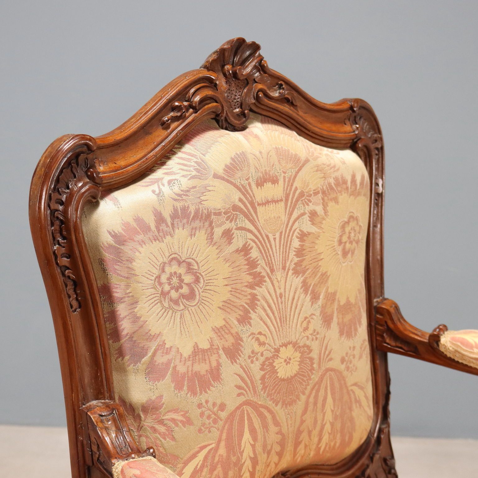 Fauteuil baroque en noyer et tissu, Gênes, XVIIIe siècle photo Mobilier