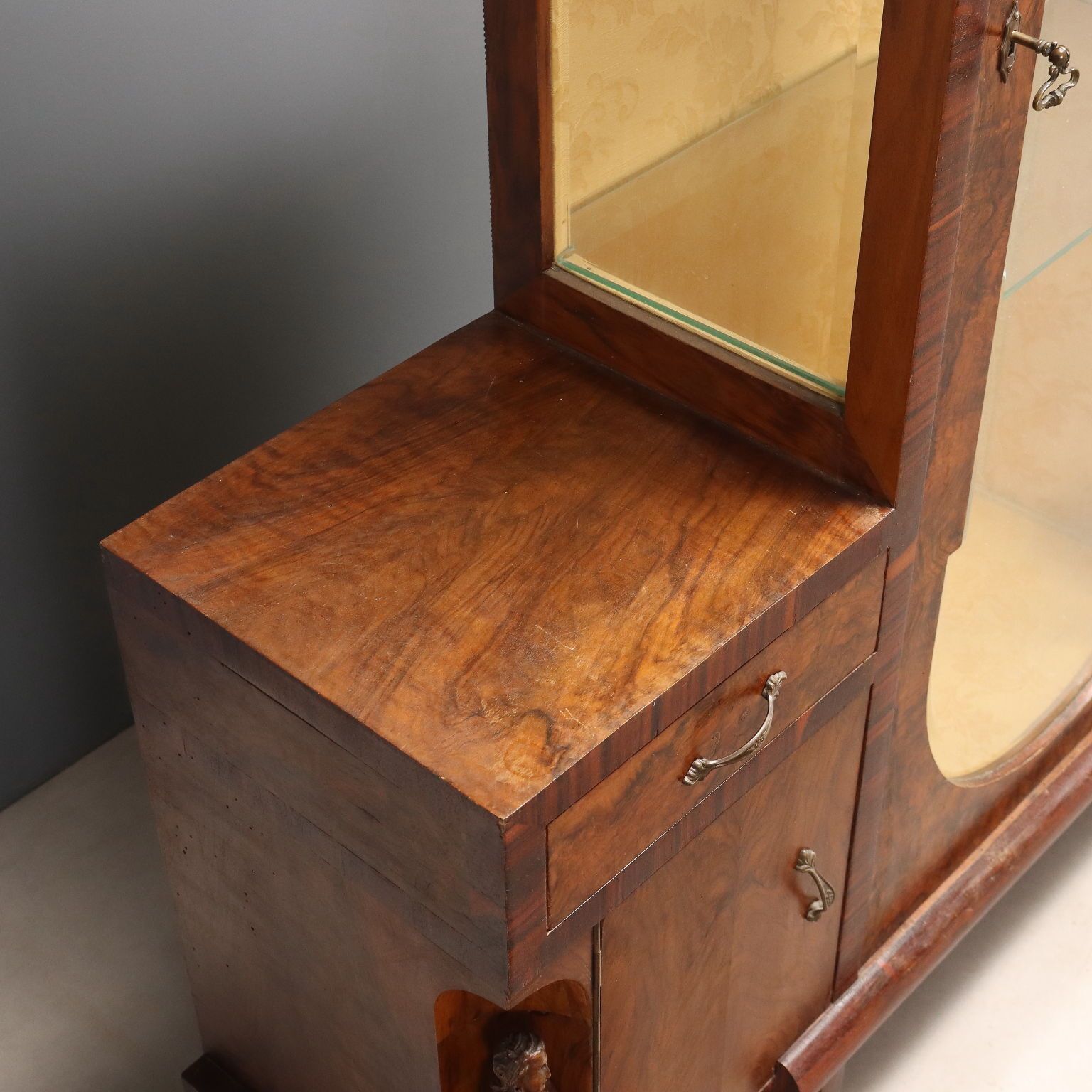 photo vinterior Vintage Dispaly Cabinet Burl Veneer Design Italy 1920s 1930s