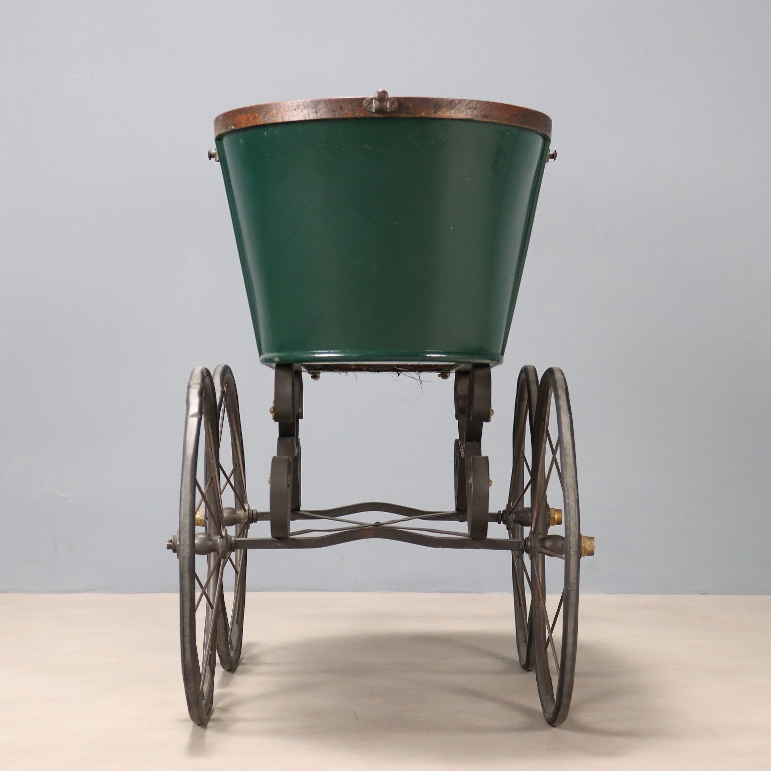 Woonaccessoires Antieke kinderwagen, ijzer, hout en riet, Italië, 19e eeuw photo