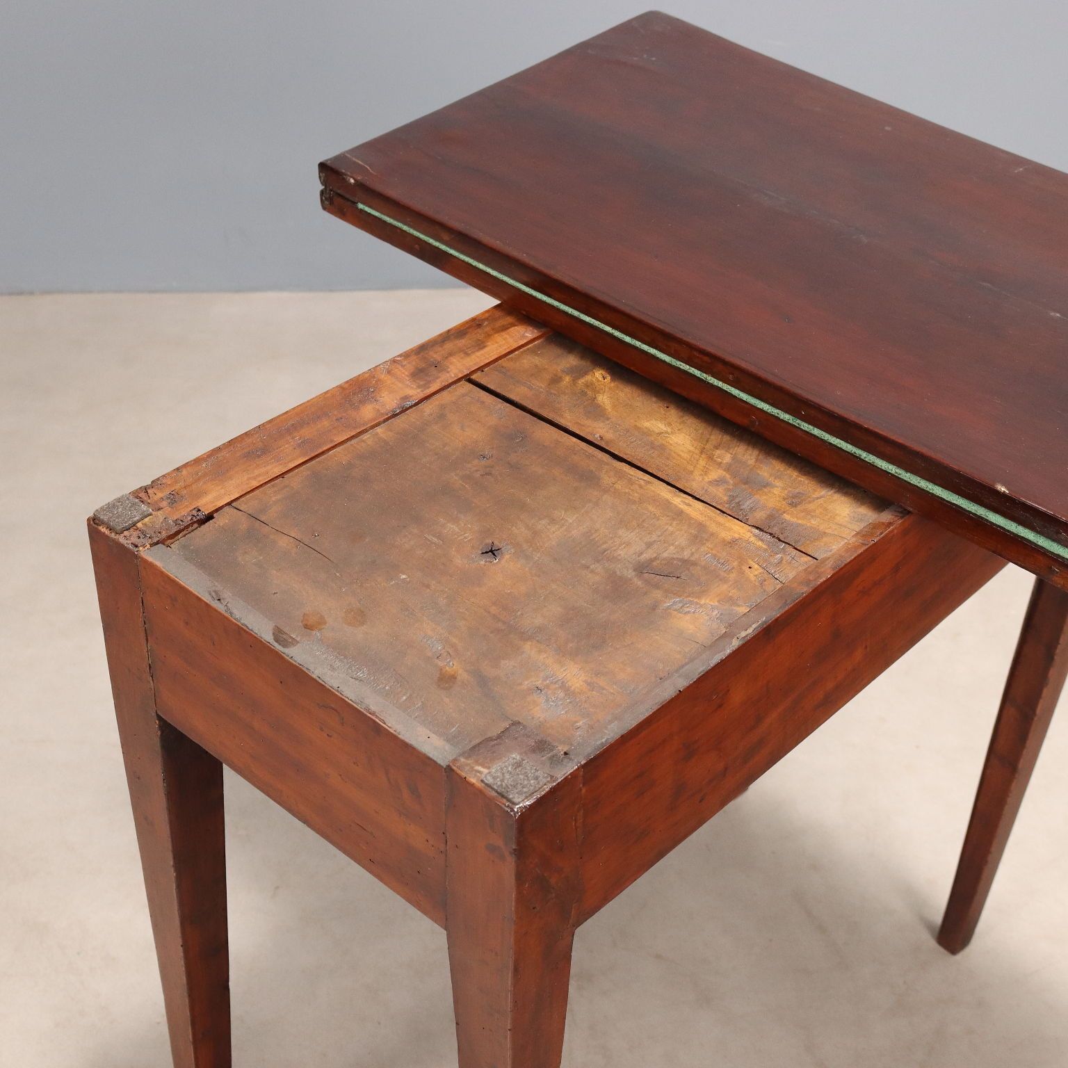 Table de jeu d'époque Directoire en acajou et peuplier, XIXe siècle photo vinterior