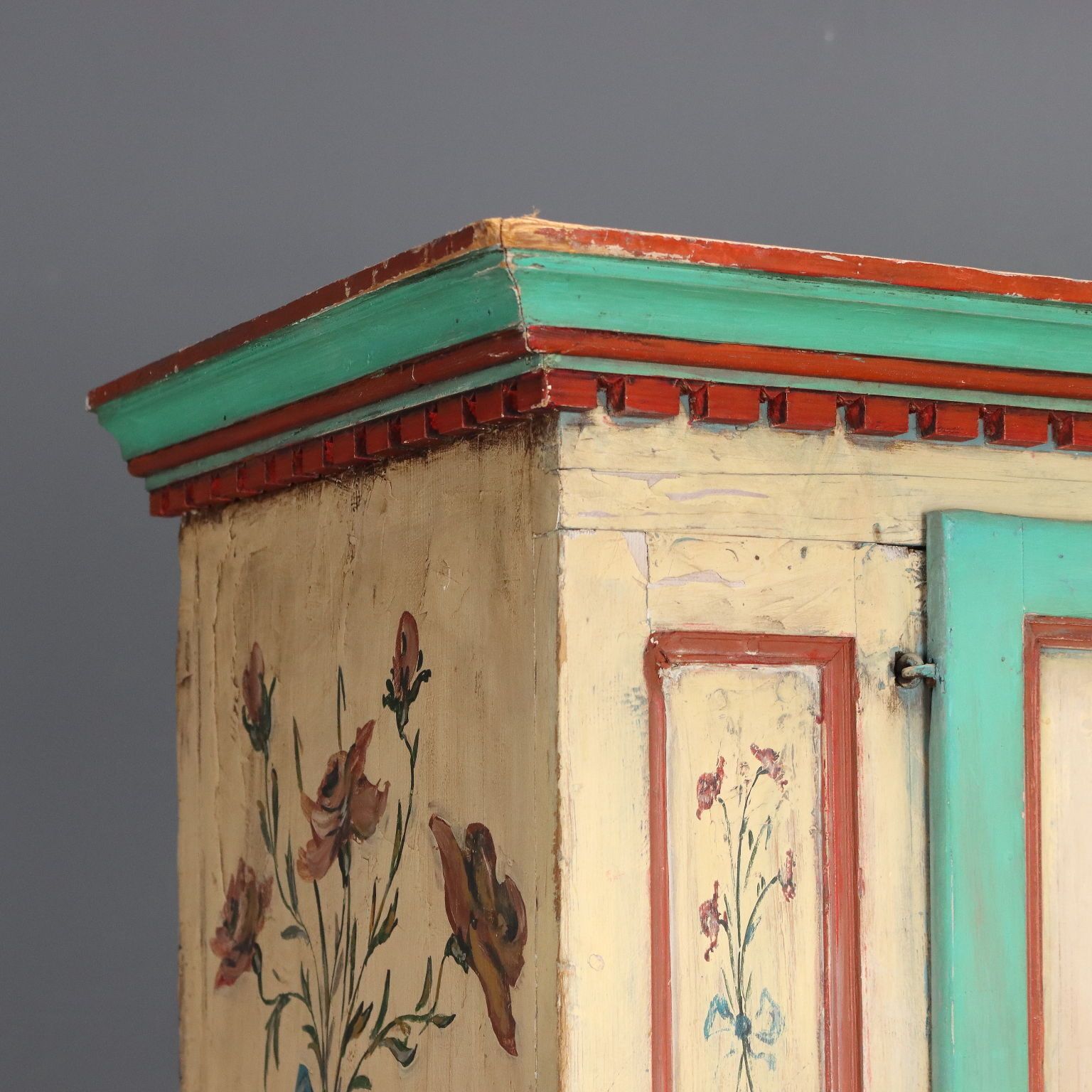 Armoire d'époque en bois laqué, Roumanie, XIXe siècle photo 1230.0
