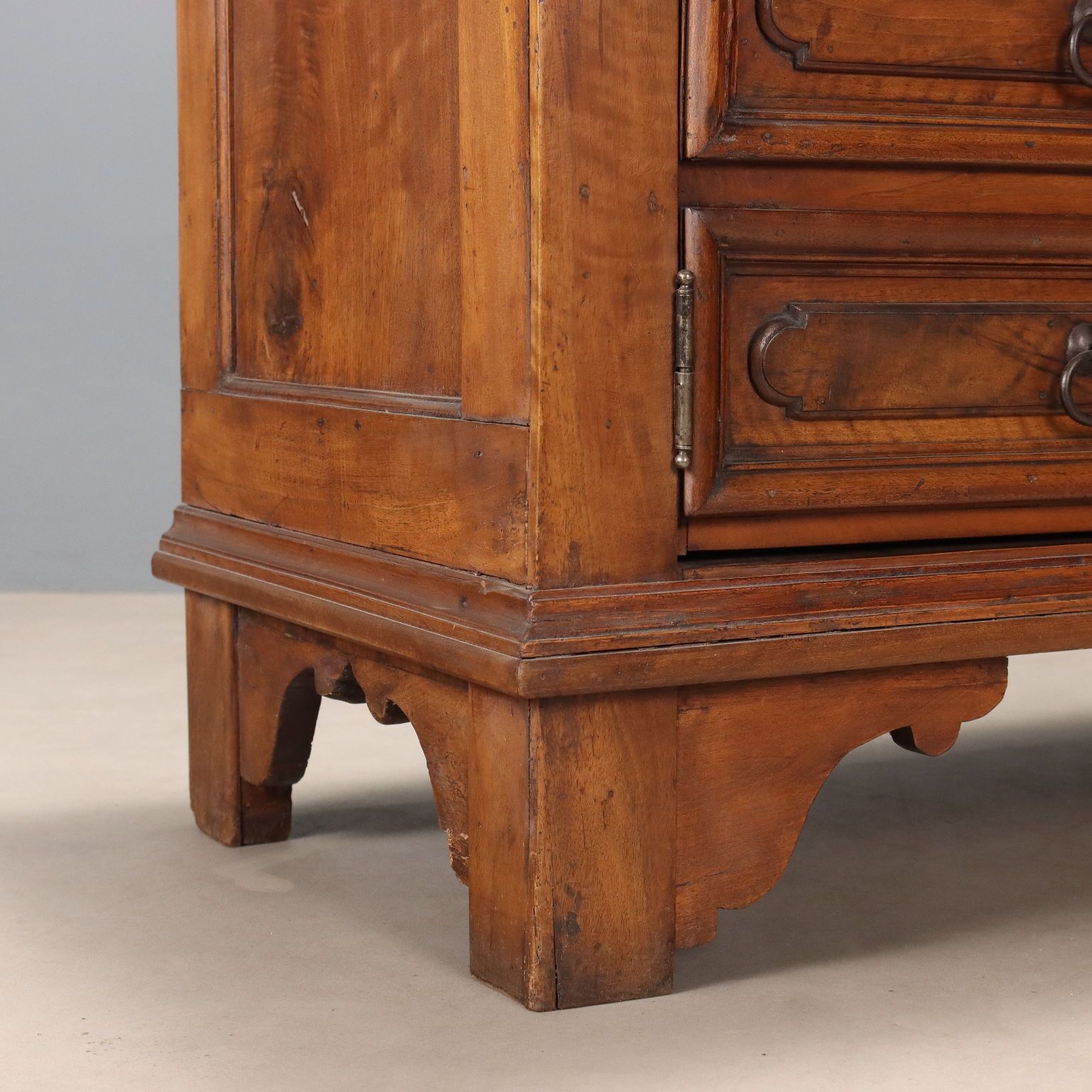photo for sale Armoire d'époque en noyer, Italie, fin du XIXe siècle