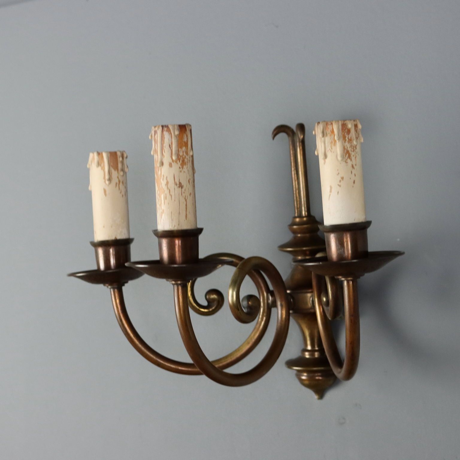 Appliques murales d'époque en bronze doré, 3 lumières, Italie, XXe siècle photo for sale