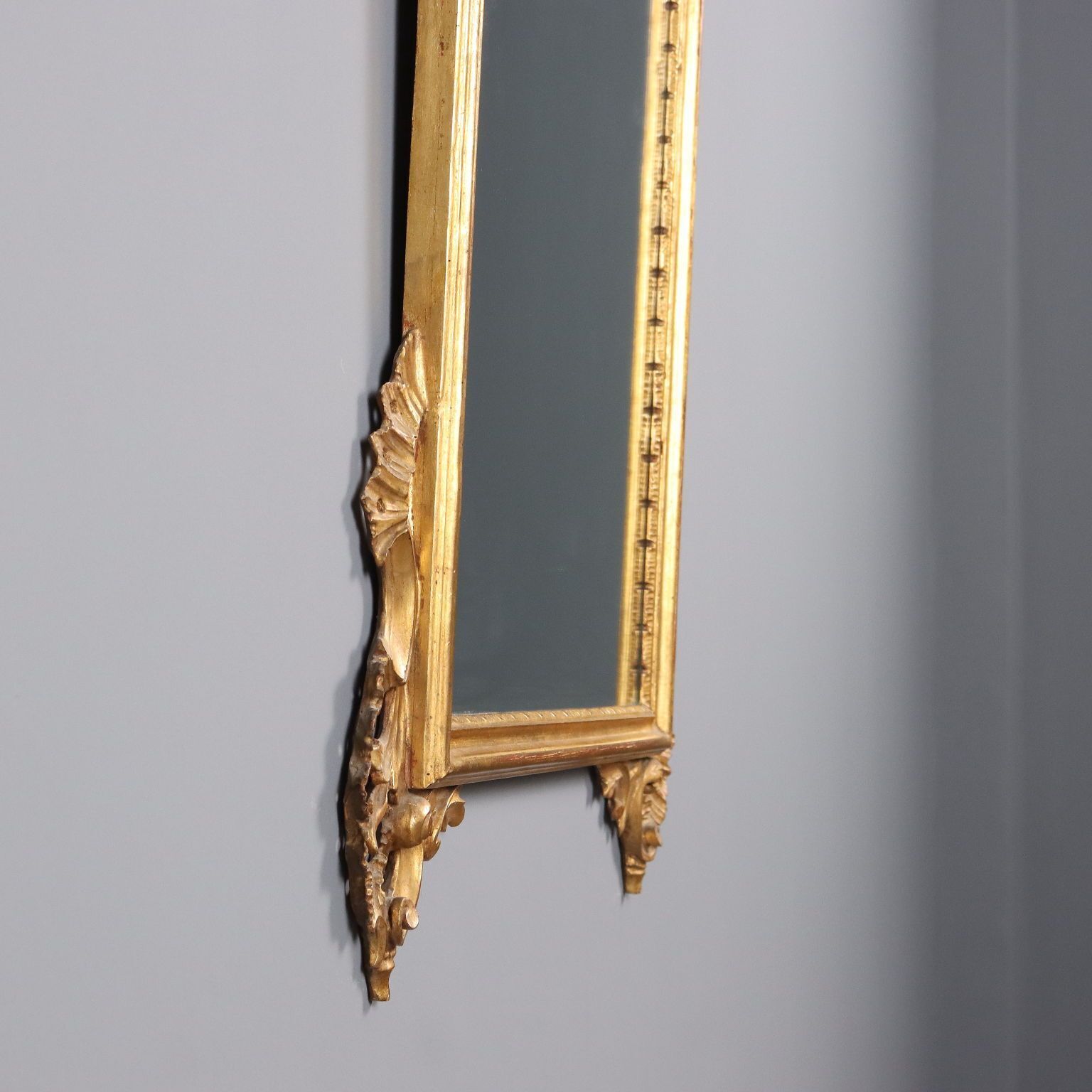 photo for sale Miroir d'époque en bois sculpté et doré, Italie, XXe siècle