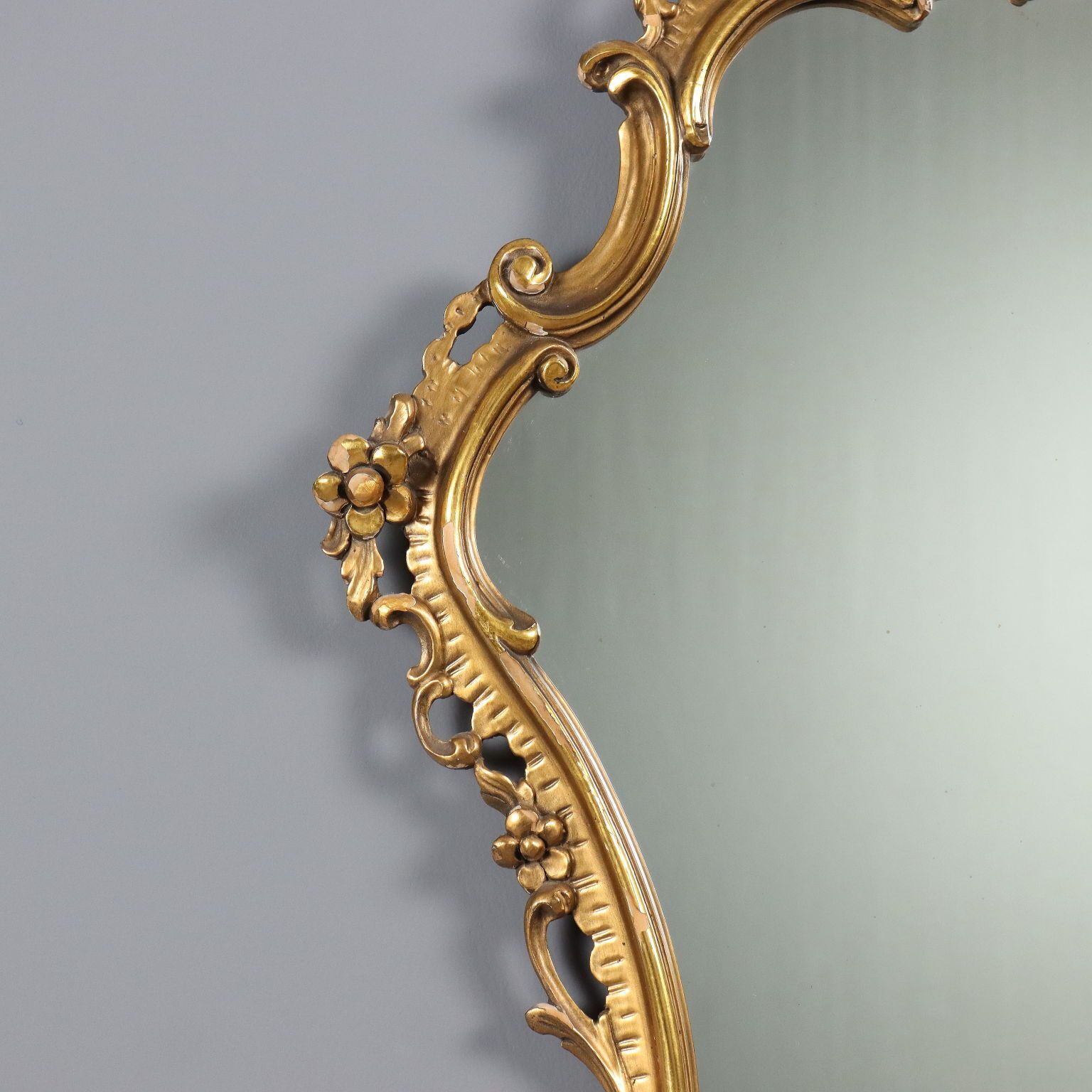 Miroir de style Barocchetto sculpté et doré photo 420.0