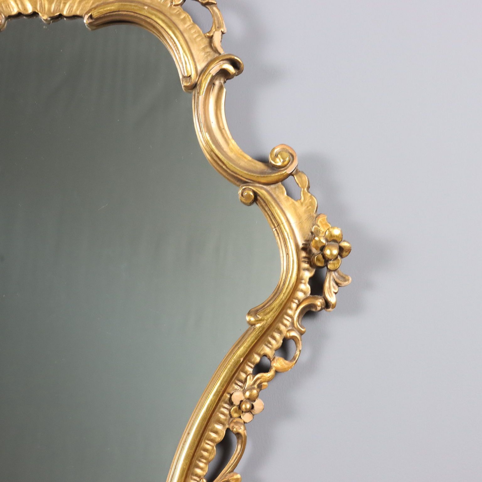Miroir de style Barocchetto sculpté et doré photo vinterior