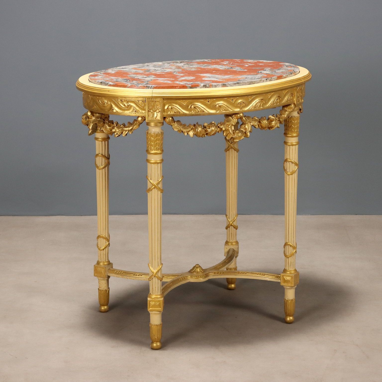 Table centrale de style néoclassique en bois sculpté, XIXe siècle
