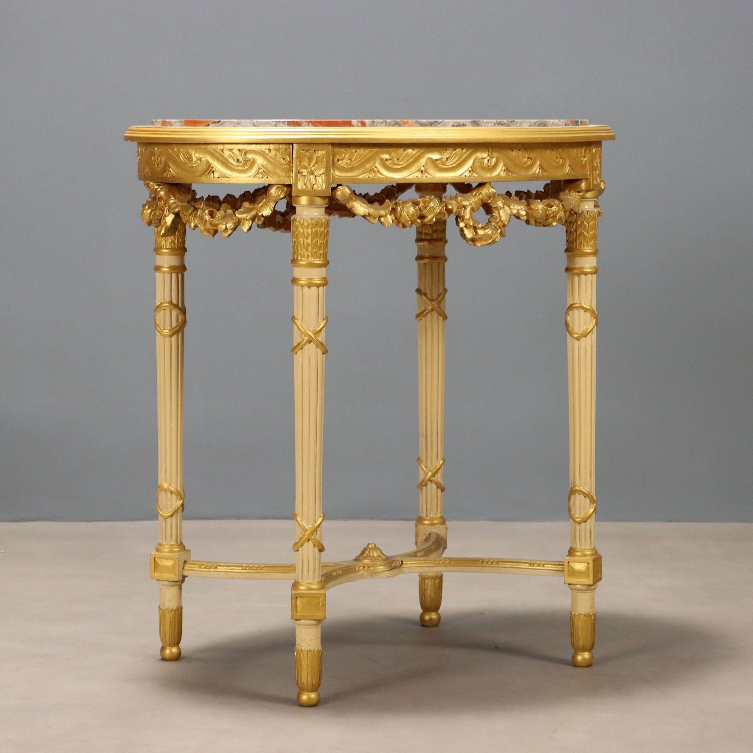 photo for sale Table centrale de style néoclassique en bois sculpté, XIXe siècle