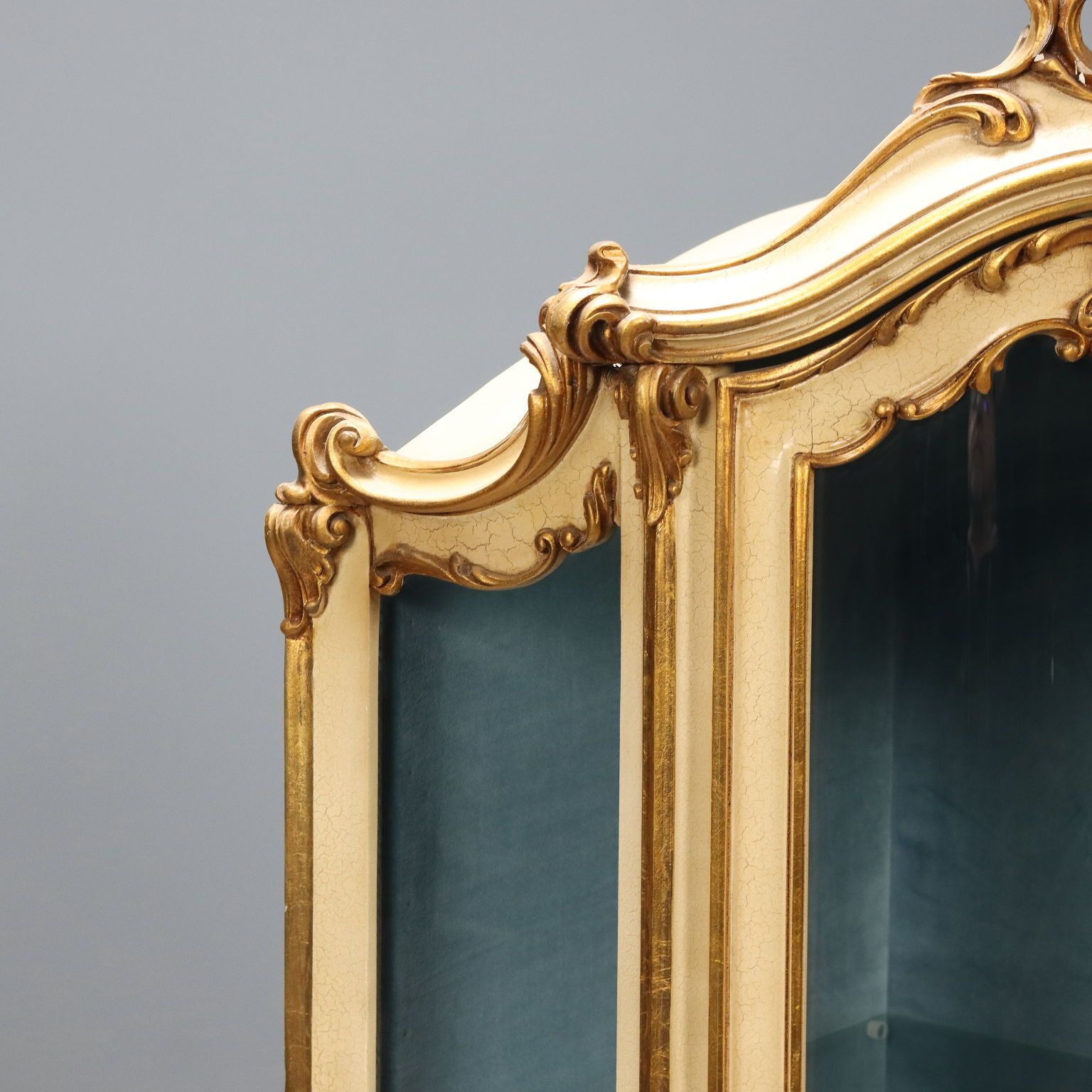 Encoignure de style baroque en bois laqué, XXe siècle photo vinterior