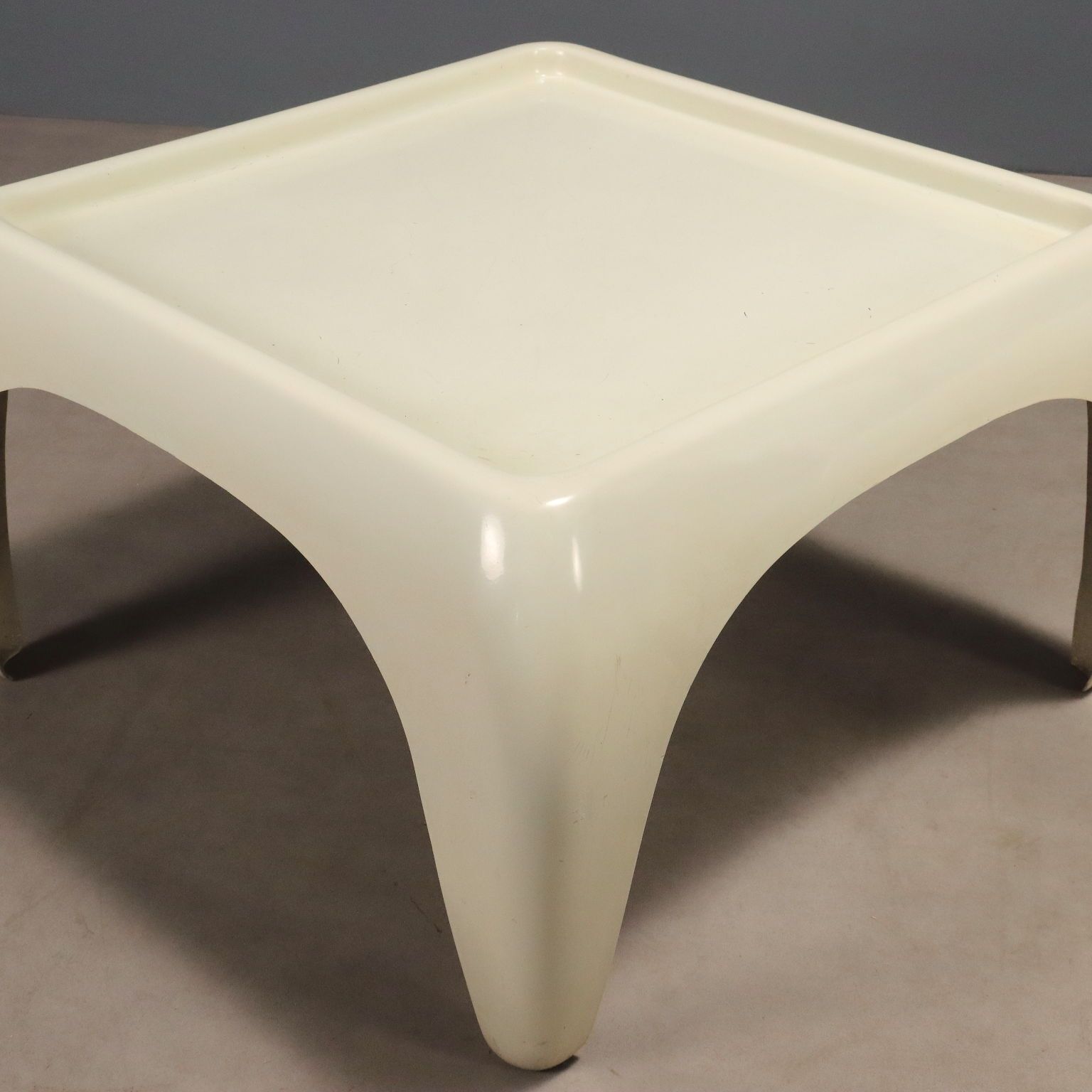 Tables basses Space Age vintage en fibre de verre blanche, années 1960 photo vinterior