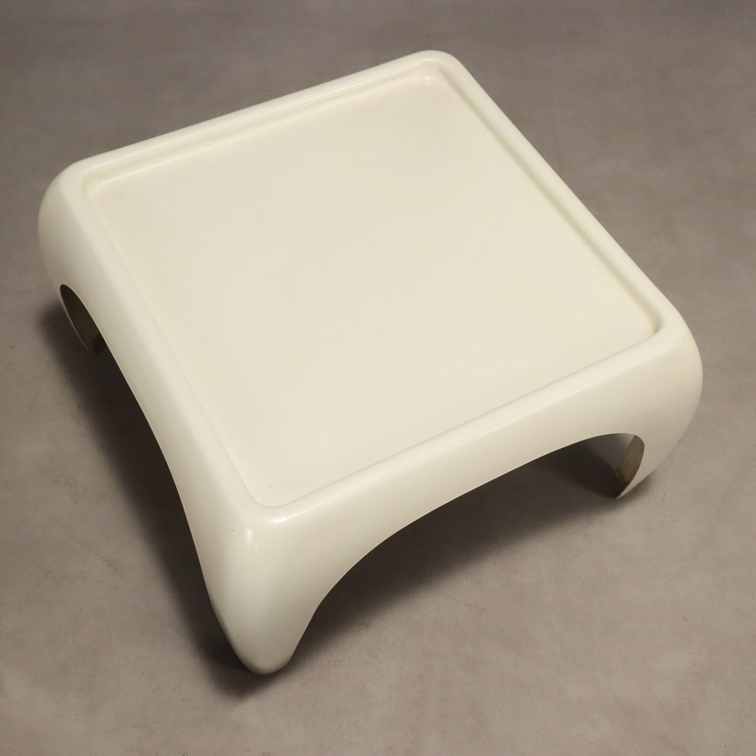 Tables basses Space Age vintage en fibre de verre blanche, années 1960 photo vintage