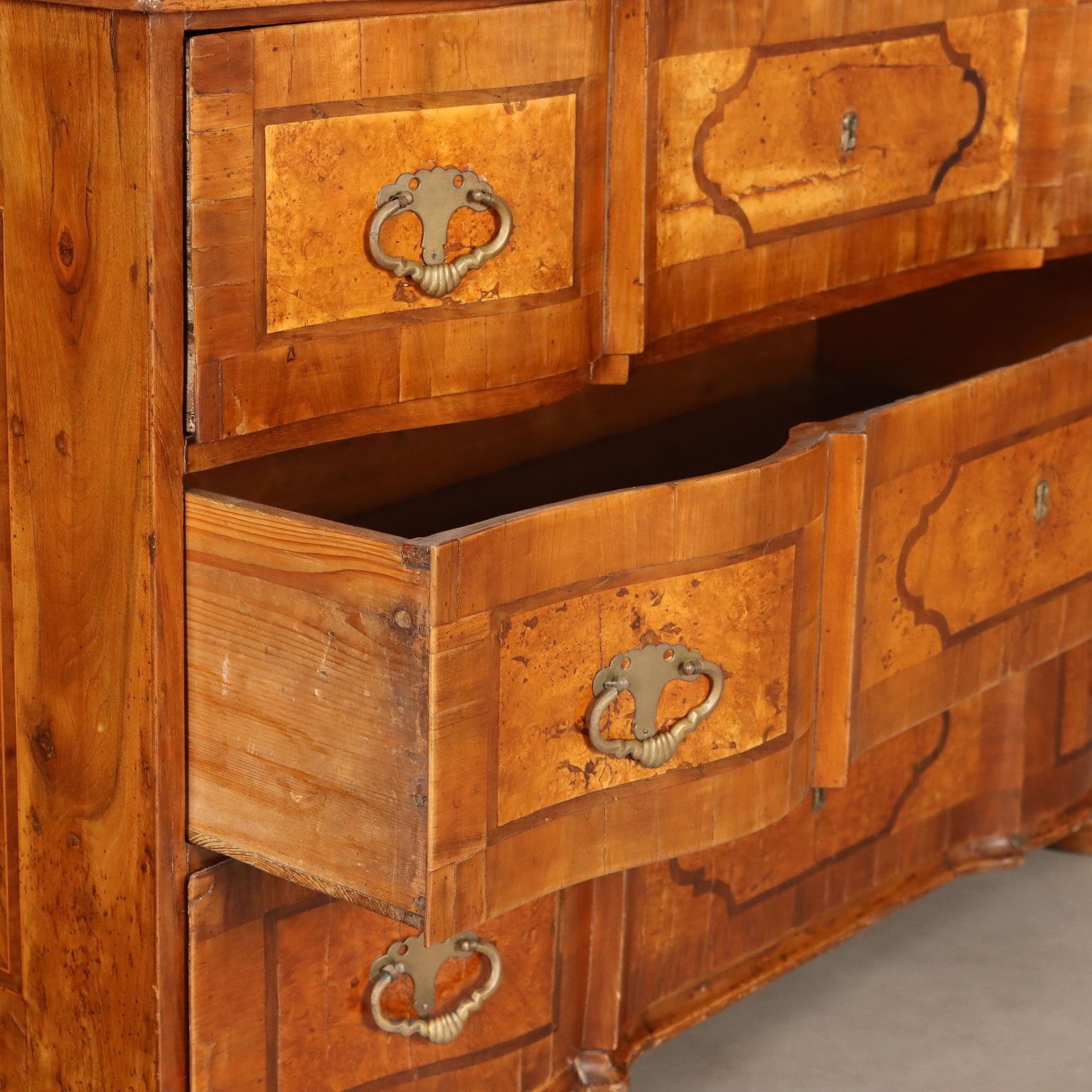 photo vintage Antique Chest Of Drawers Walnut Various Woods XVIII Century