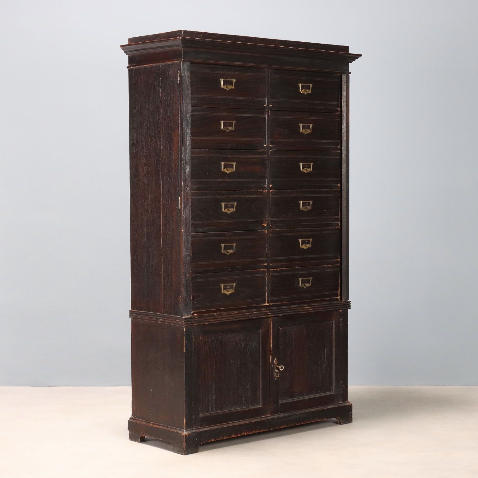 Commode d'époque en chêne, Italie, XXe siècle