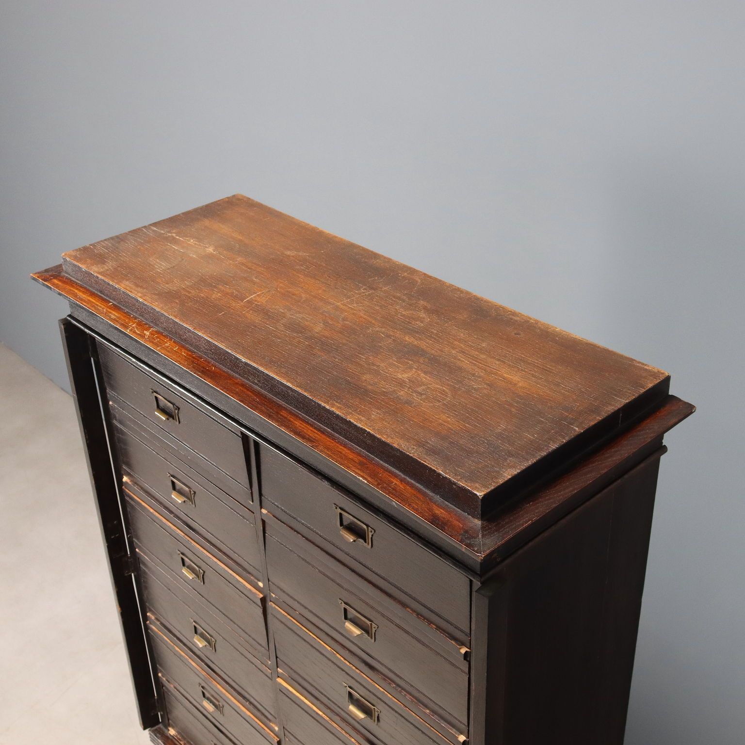 Mobilier Commode d'époque en chêne, Italie, XXe siècle photo