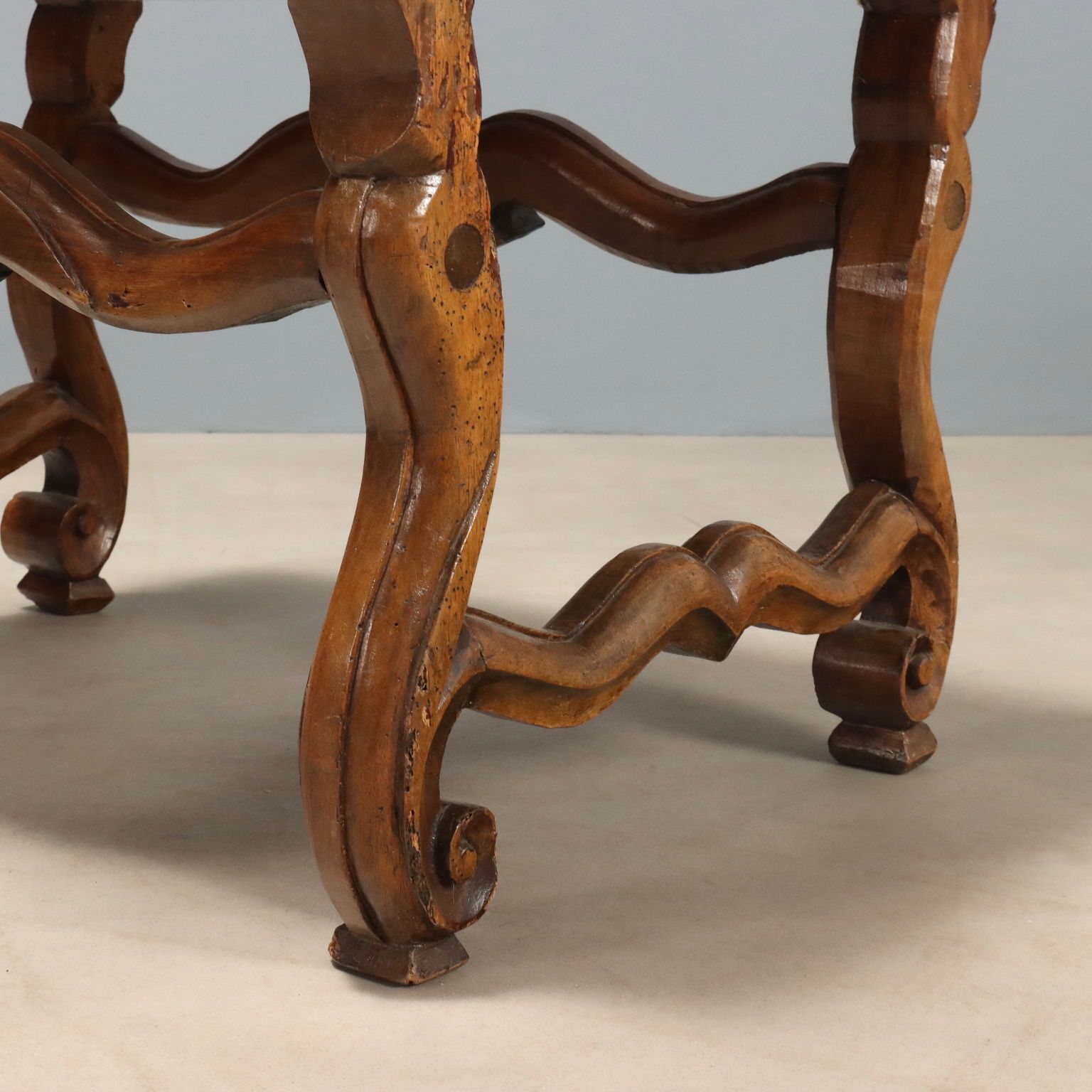 Tabourets baroques en noyer sculpté et tissu, Italie, XVIIIe siècle photo 1180.0