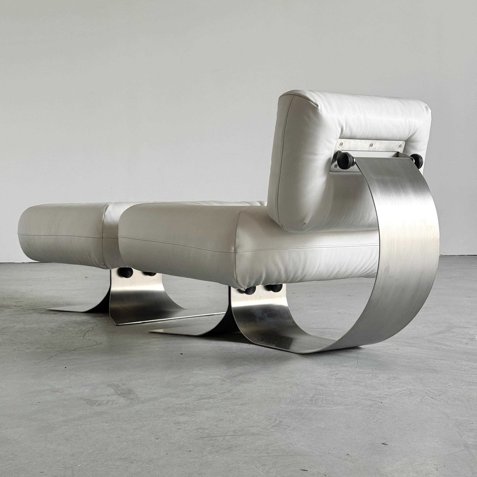 Oscar Niemeyer ‘Alta’ Lounge Chair & Ottoman For Mobilier International, White Leather, 1971 France photo furniture