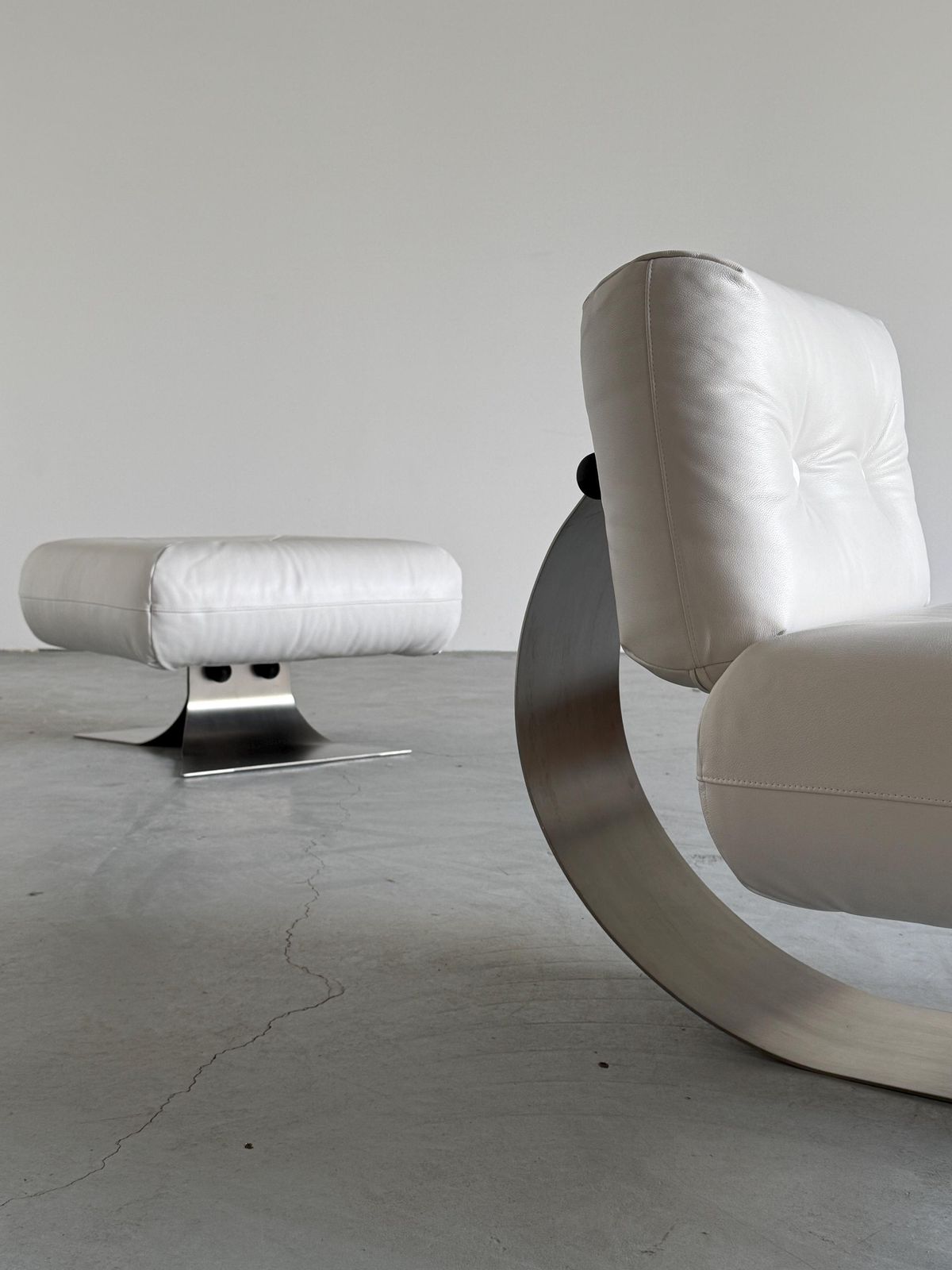 Oscar Niemeyer ‘Alta’ Lounge Chair & Ottoman For Mobilier International, White Leather, 1971 France photo 17204.0