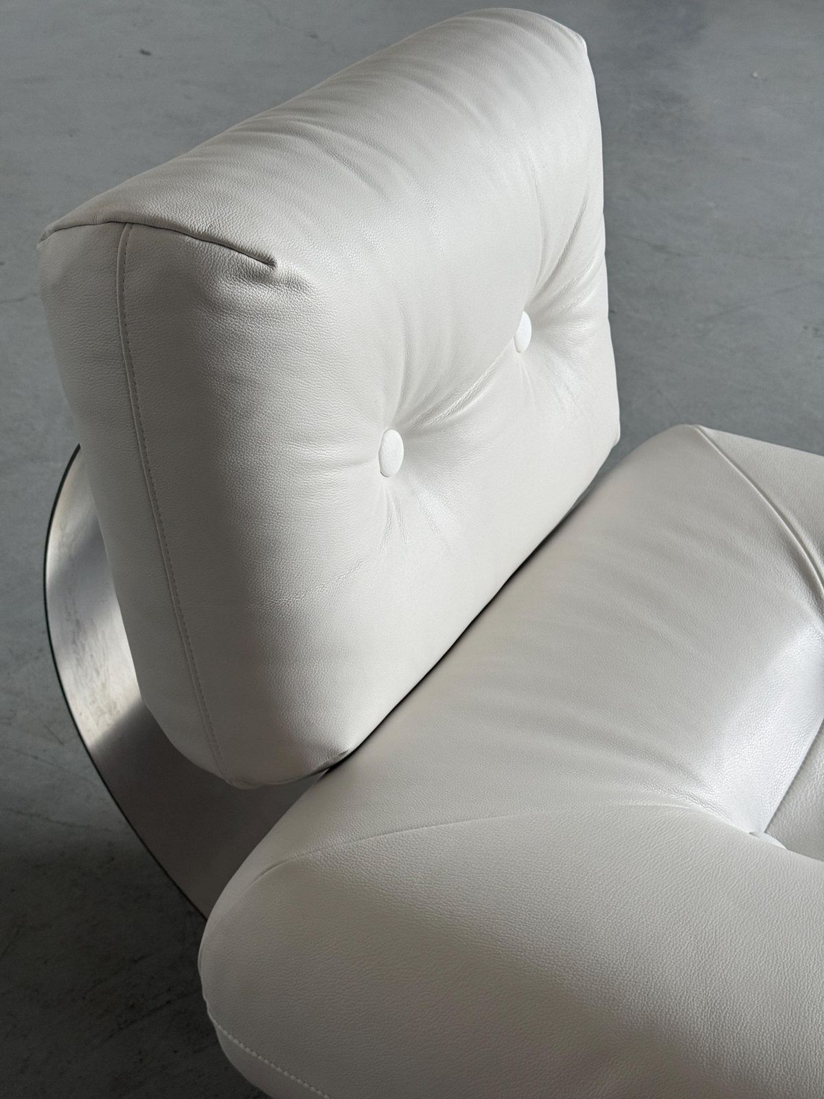Oscar Niemeyer ‘Alta’ Lounge Chair & Ottoman For Mobilier International, White Leather, 1971 France photo vinterior