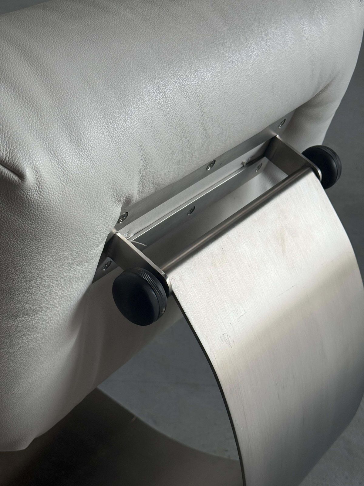 Oscar Niemeyer ‘Alta’ Lounge Chair & Ottoman For Mobilier International, White Leather, 1971 France photo buy