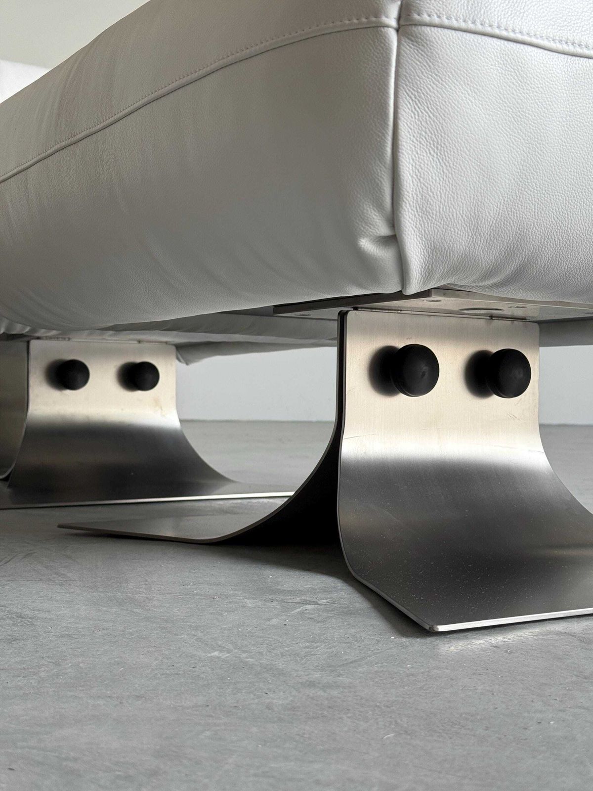 photo for sale Oscar Niemeyer ‘Alta’ Lounge Chair & Ottoman For Mobilier International, White Leather, 1971 France