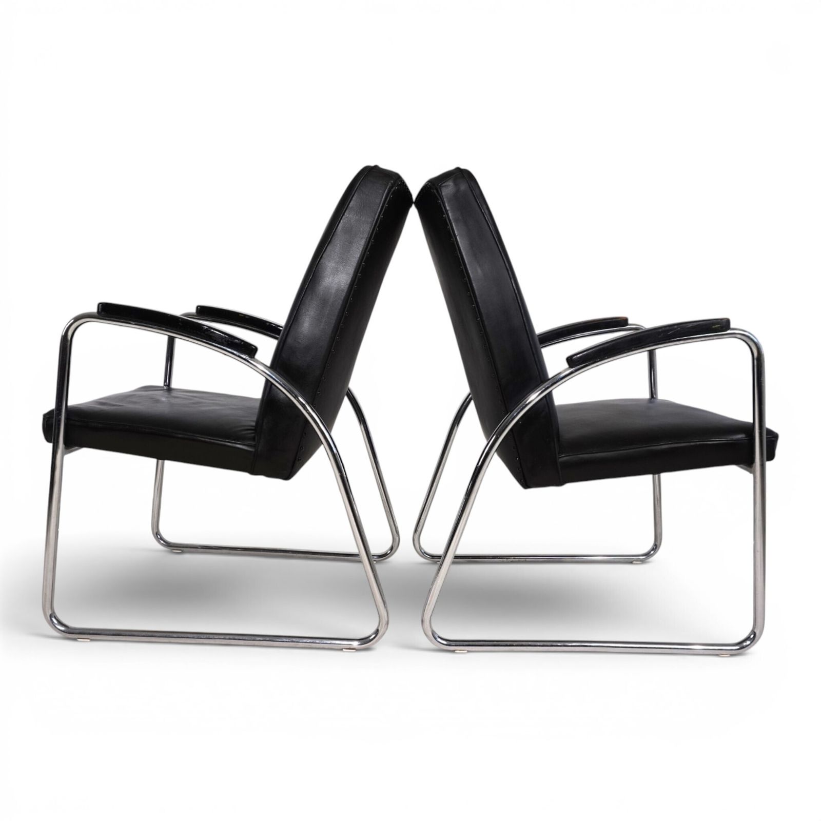 photo furniture Set Of 2 Bauhaus Streamline Leather Tubular Steel Armchairs, 1930