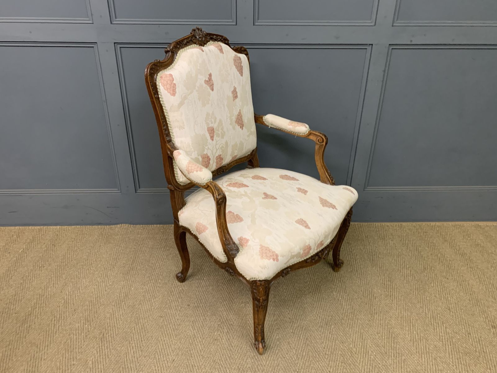 photo vinterior Pair Of French Carved Walnut Armchairs
