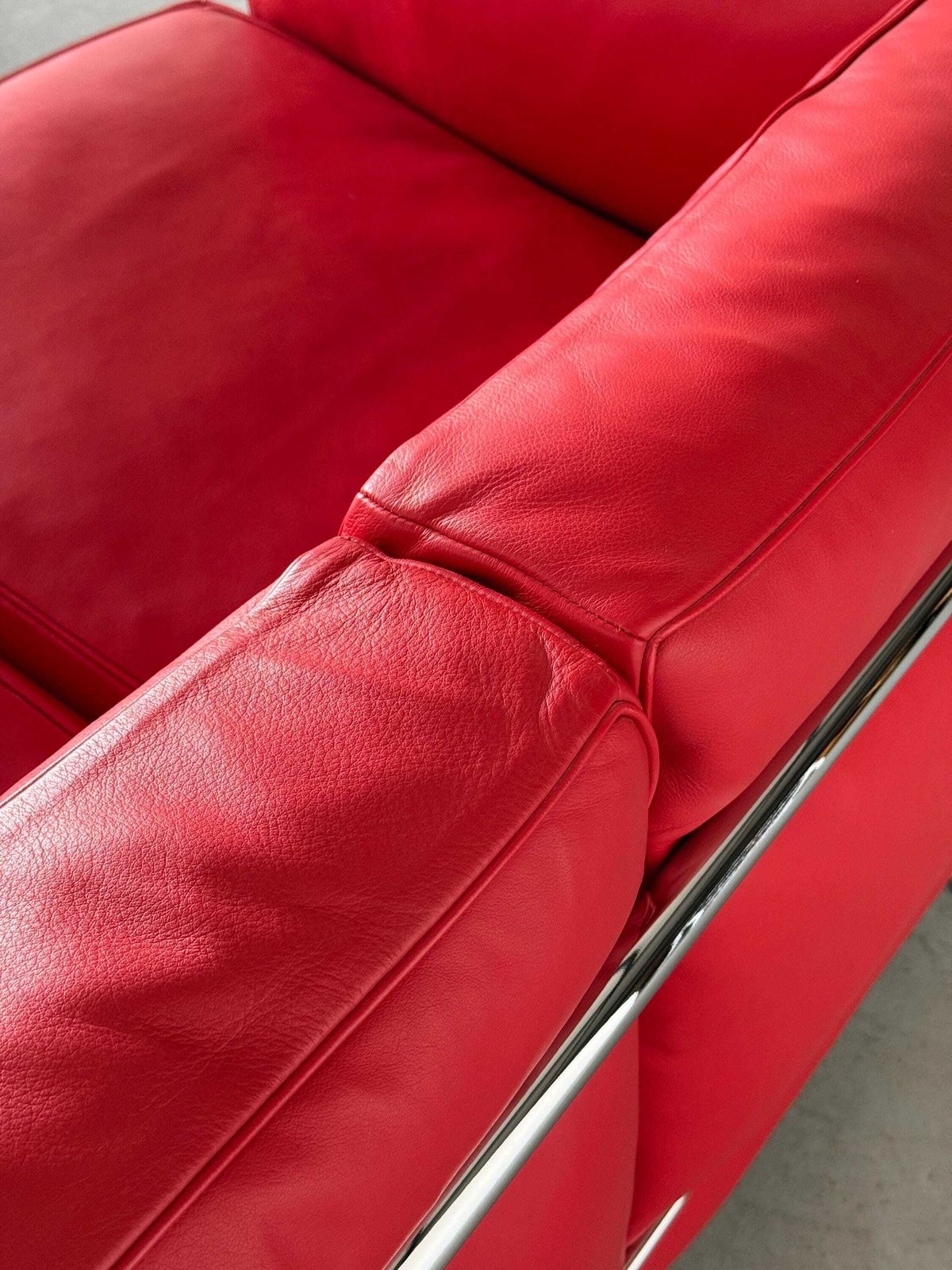 photo vintage Iconic ‘Lc2’ Two Seater Sofa By Le Corbusier, Charlotte Perriand And Pierre Jeanneret For Cassina, Red Leather & Chromed Steel