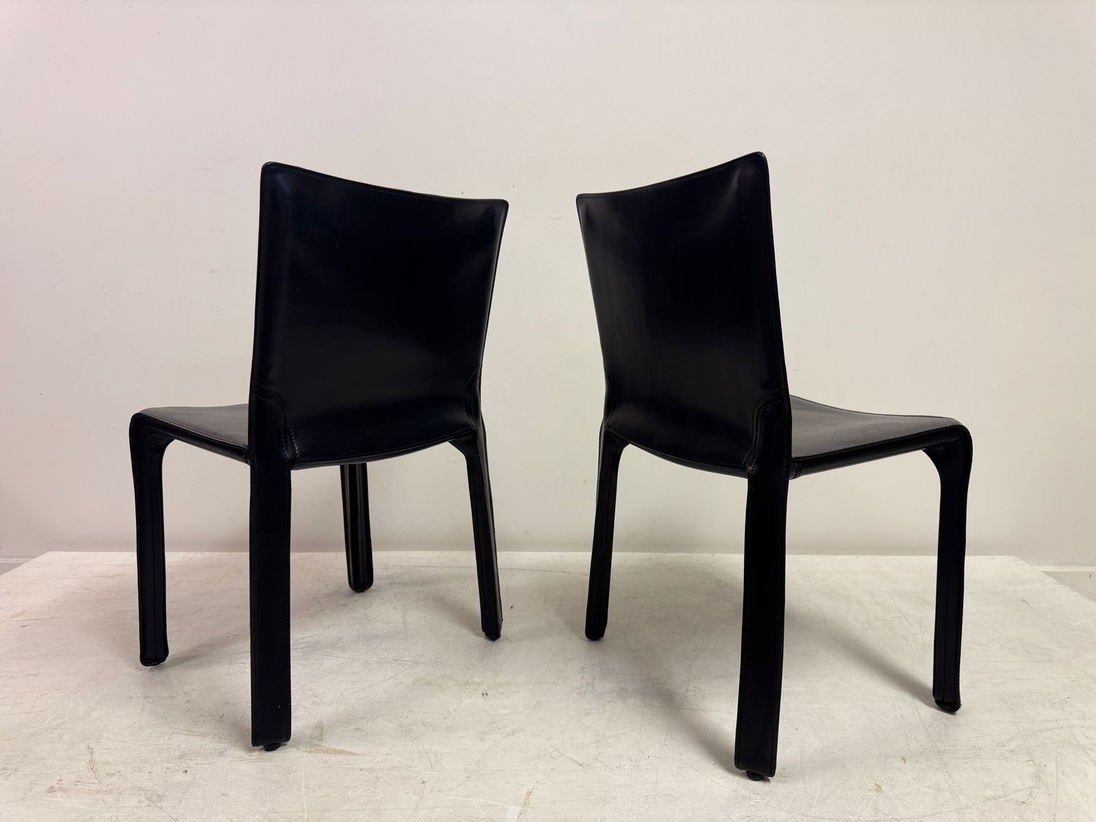 photo vintage Set Of Six Black Leather Cab Dining Chairs By Mario Bellini For Cassina