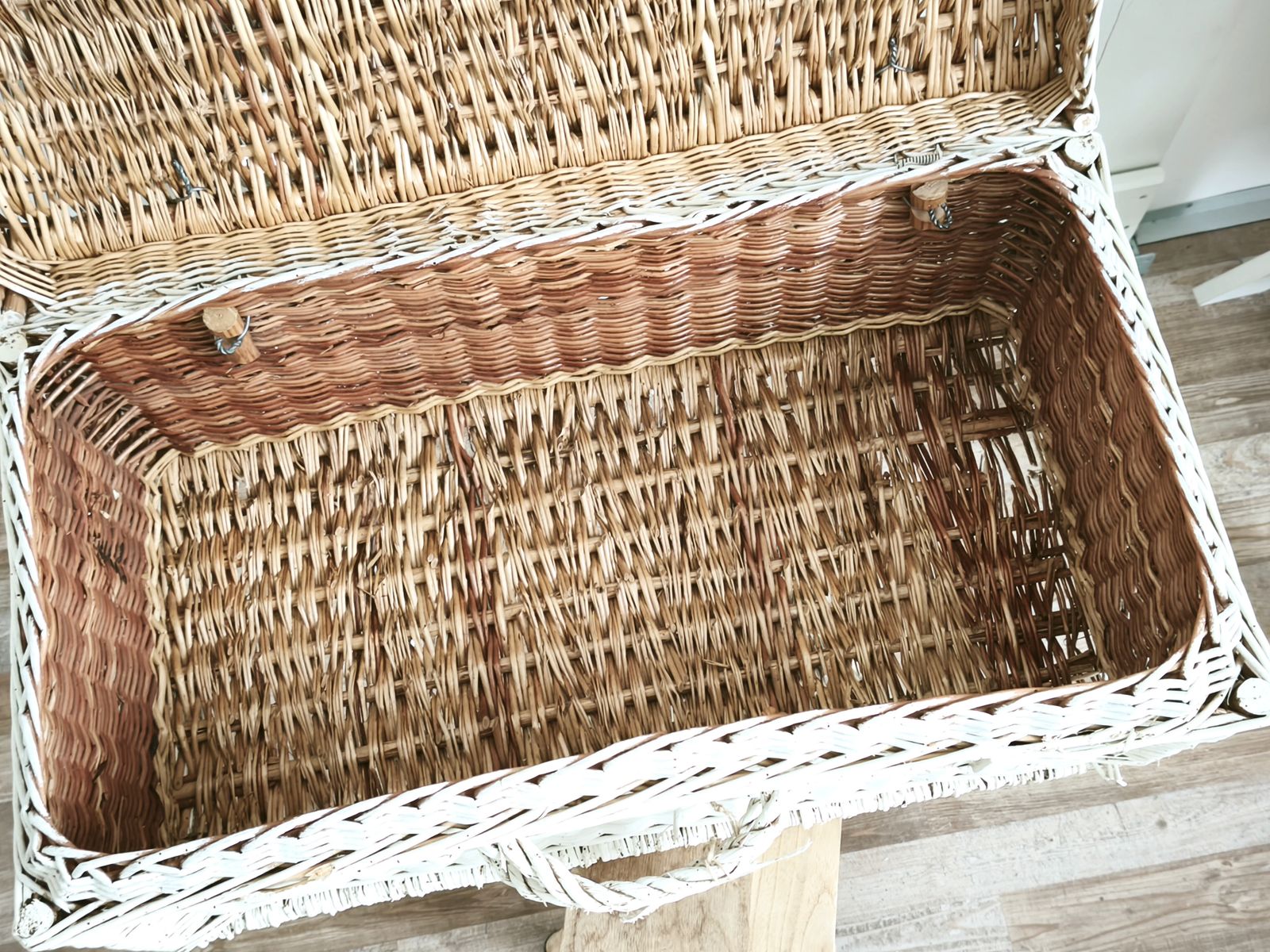 Valise d'époque en osier : boîte à cartes de mariage rustique, décoration campagne photo for sale