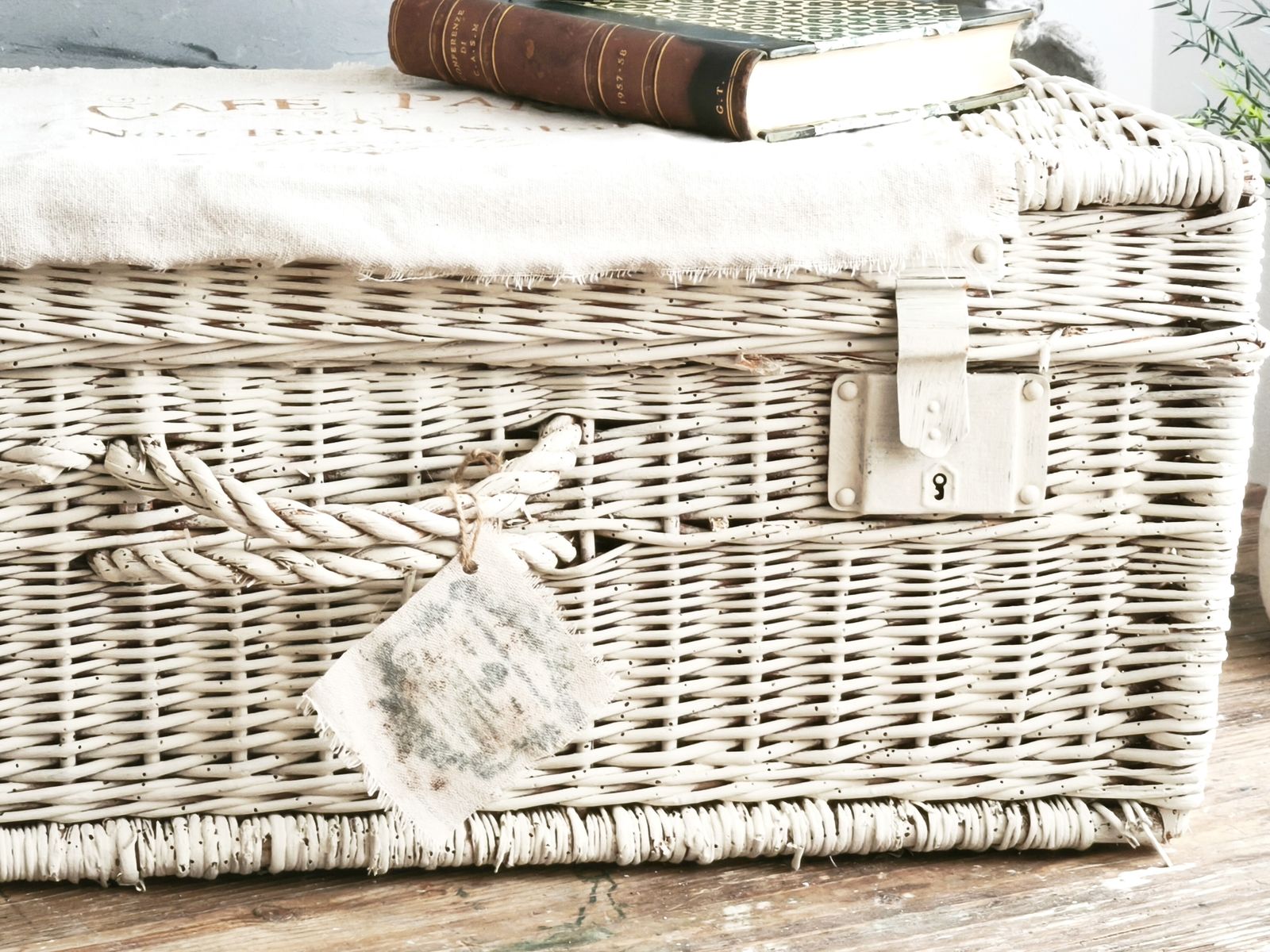 150.0 Valise d'époque en osier : boîte à cartes de mariage rustique, décoration campagne photo