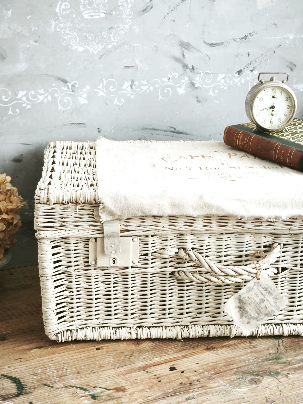 photo vinterior Valise d'époque en osier : boîte à cartes de mariage rustique, décoration campagne