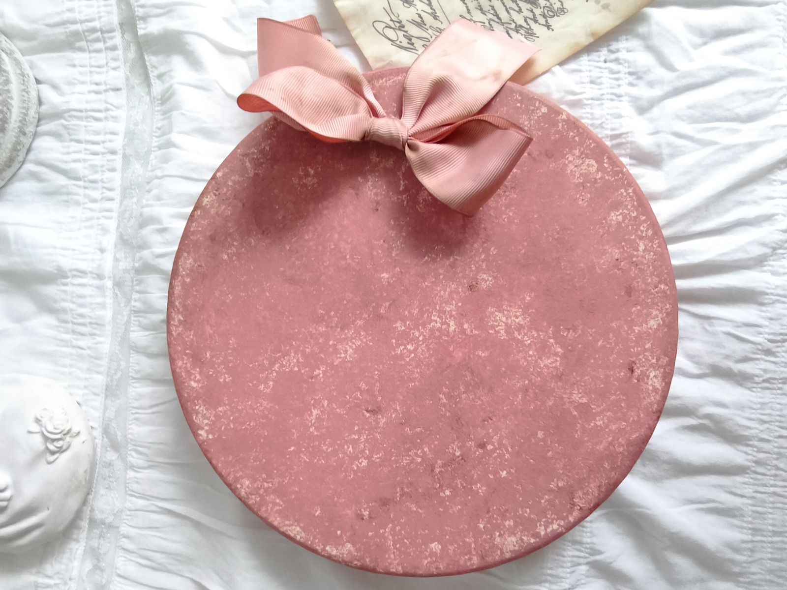 Boîte ronde en carton à rayures roses photo furniture
