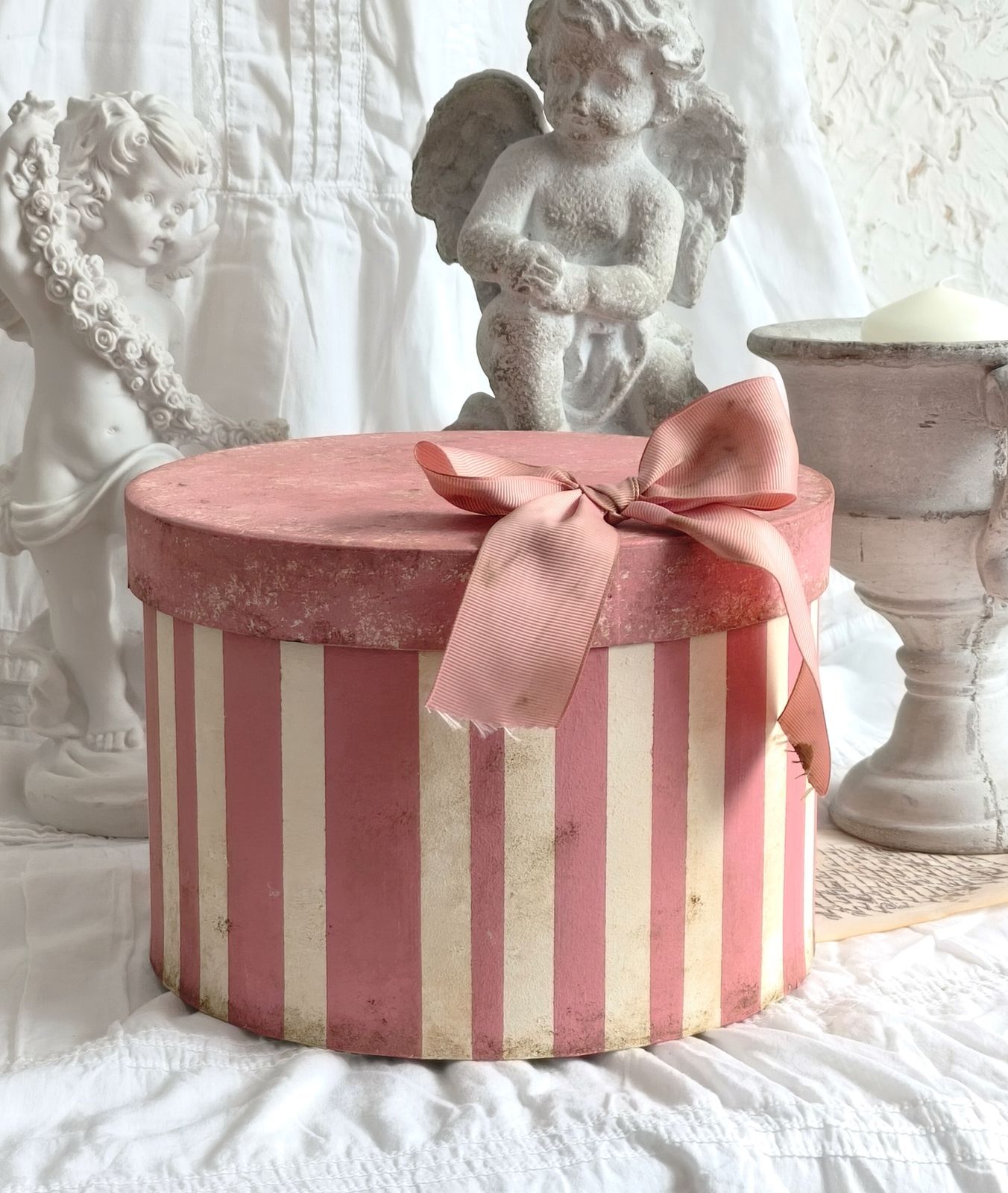 Boîte ronde en carton à rayures roses