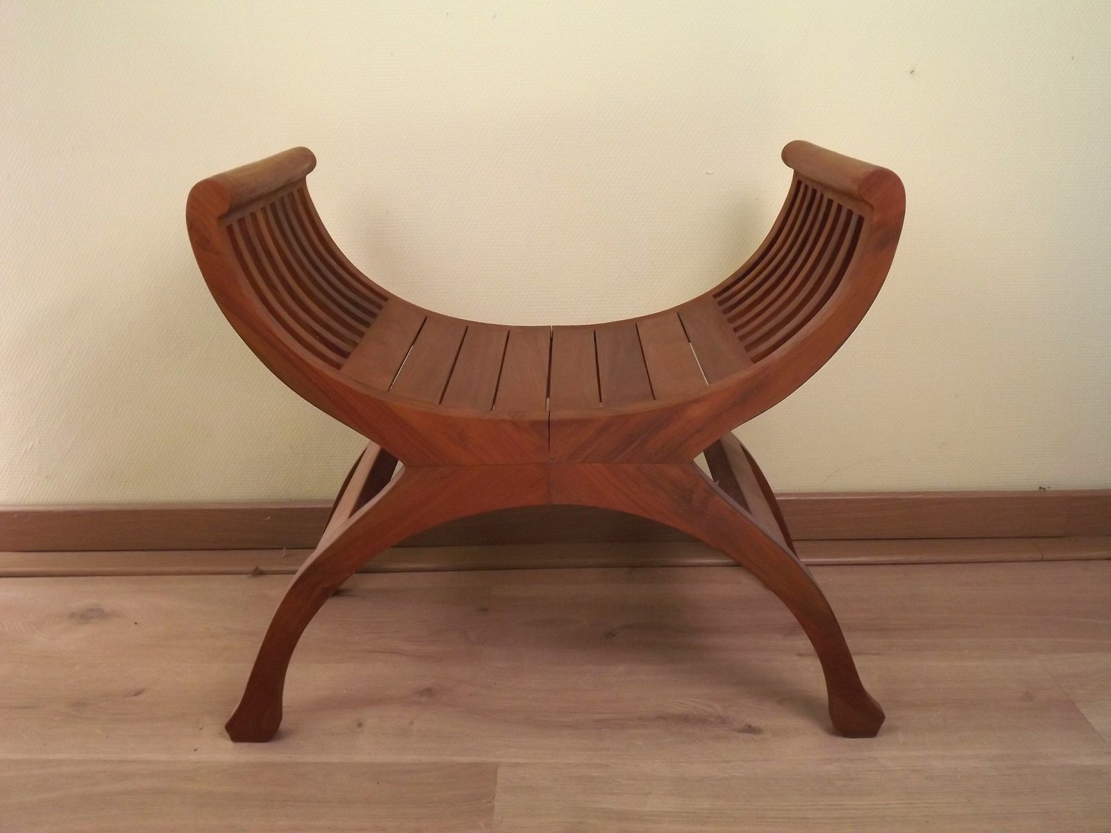 Tabouret curule en bois massif, siège à lattes courbées, mid-century modern photo Mobilier