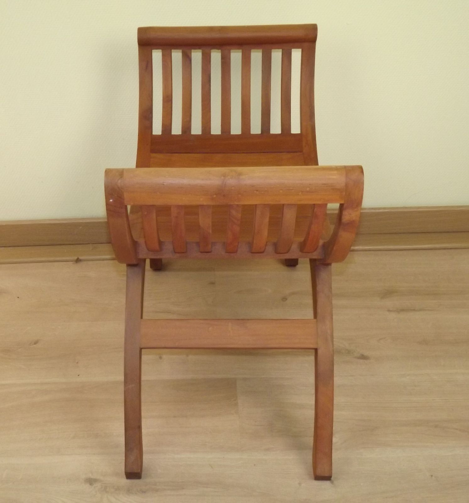 Tabouret curule en bois massif, siège à lattes courbées, mid-century modern photo vintage