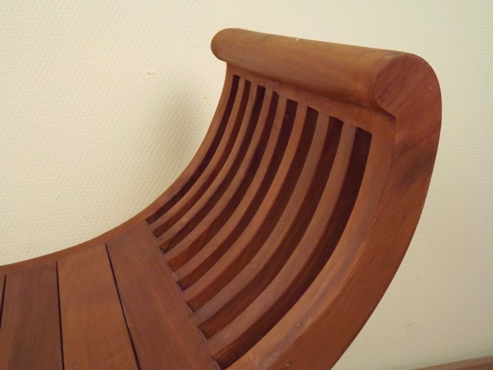 photo furniture Tabouret curule en bois massif, siège à lattes courbées, mid-century modern