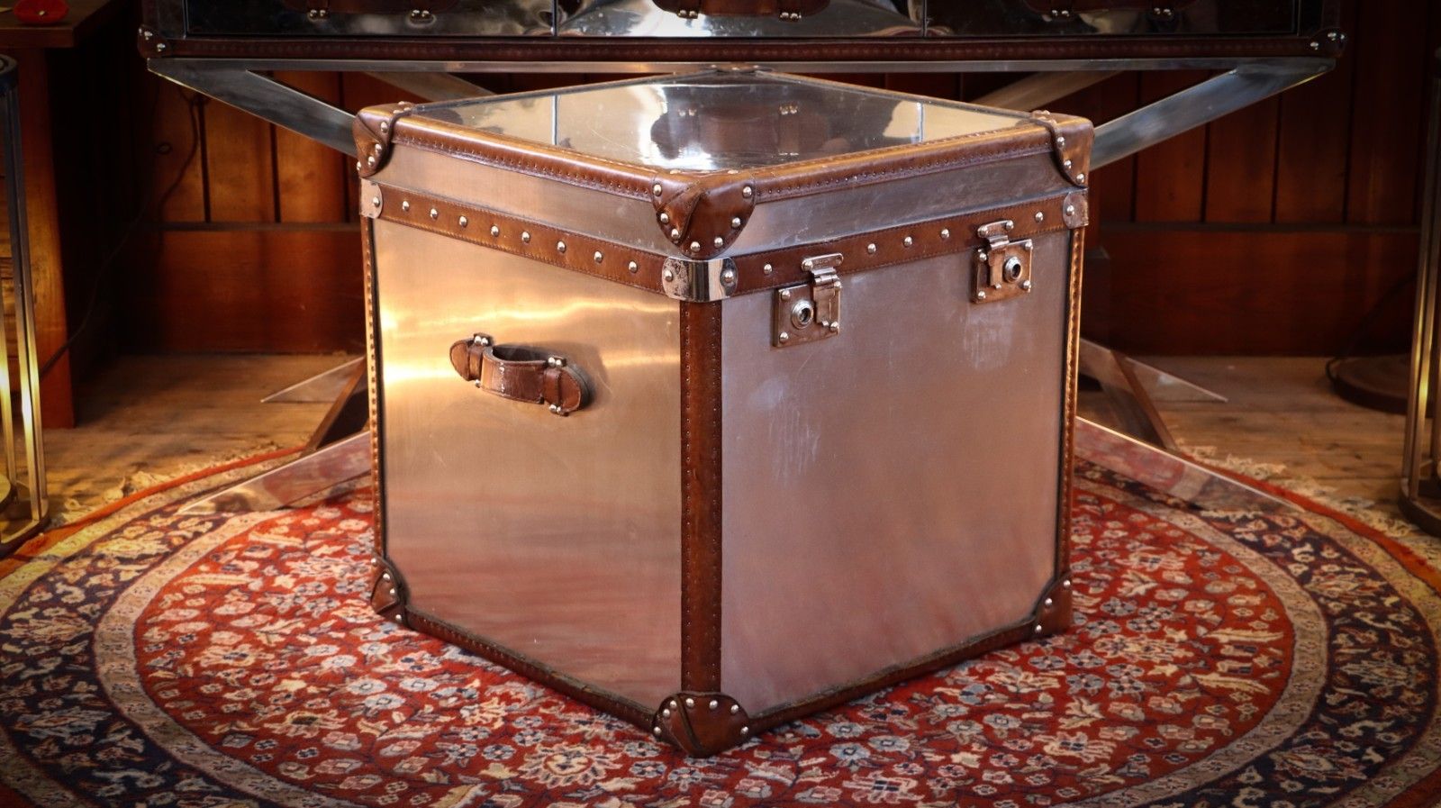 photo vintage Superb Timothy Oulton White Star Trunk Steel Leather Bedside Side Table Antique